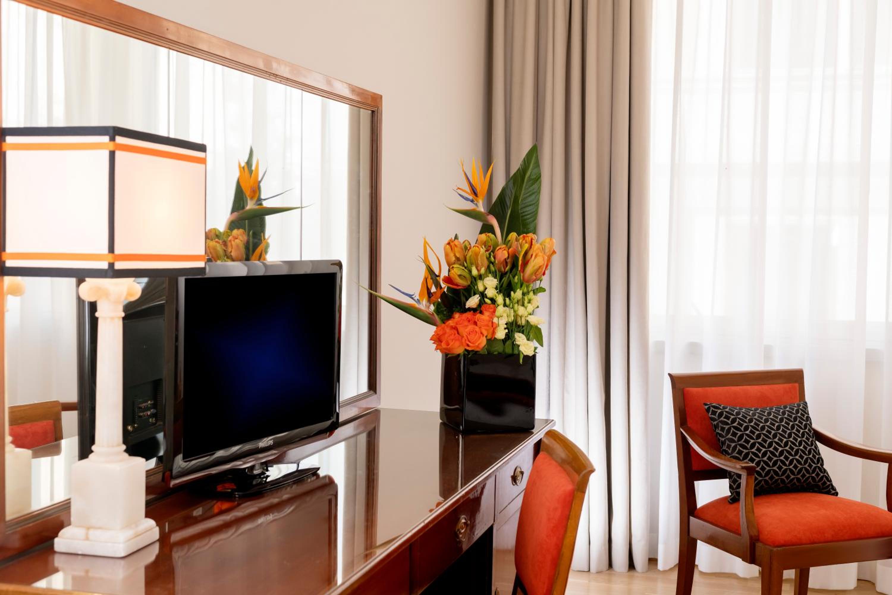Family Room thumbnail 5