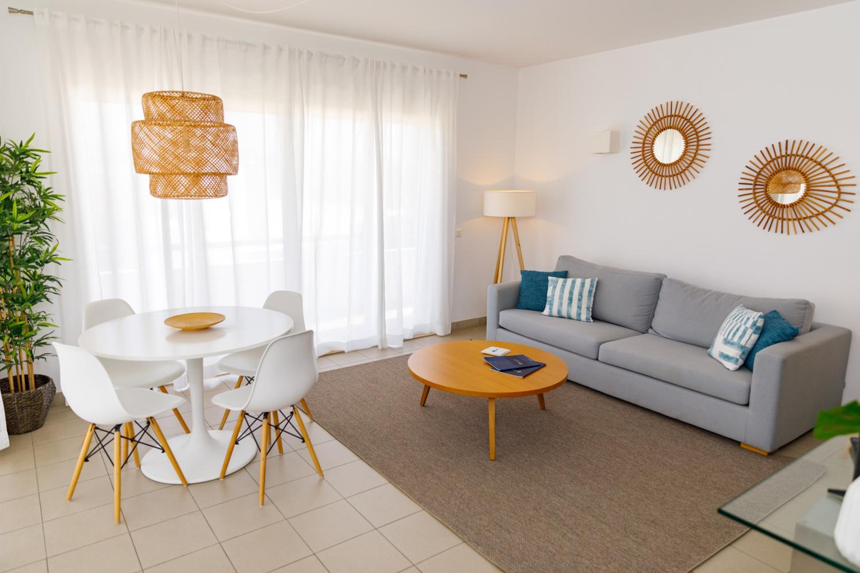 Two-Bedroom Apartment with Pool or Marina View (3 Stars) - Photo 10