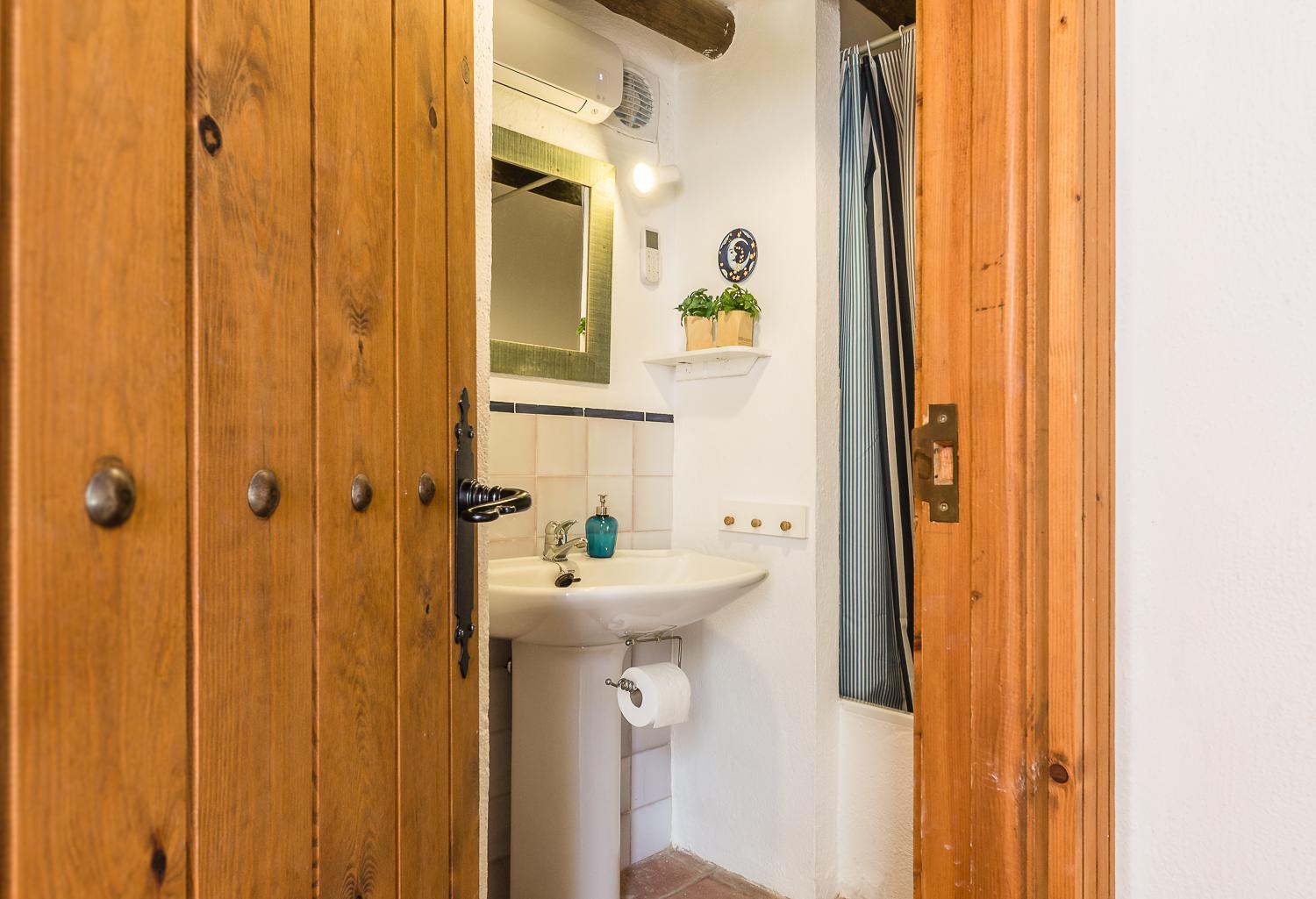 One-Bedroom House - Photo 29