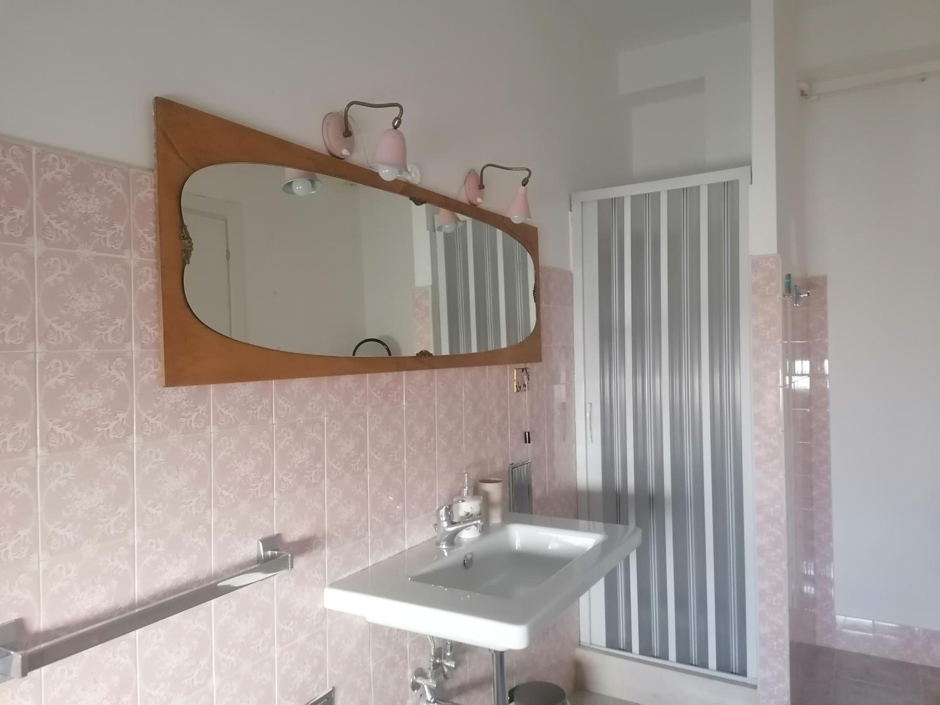 Twin Room - Photo 9