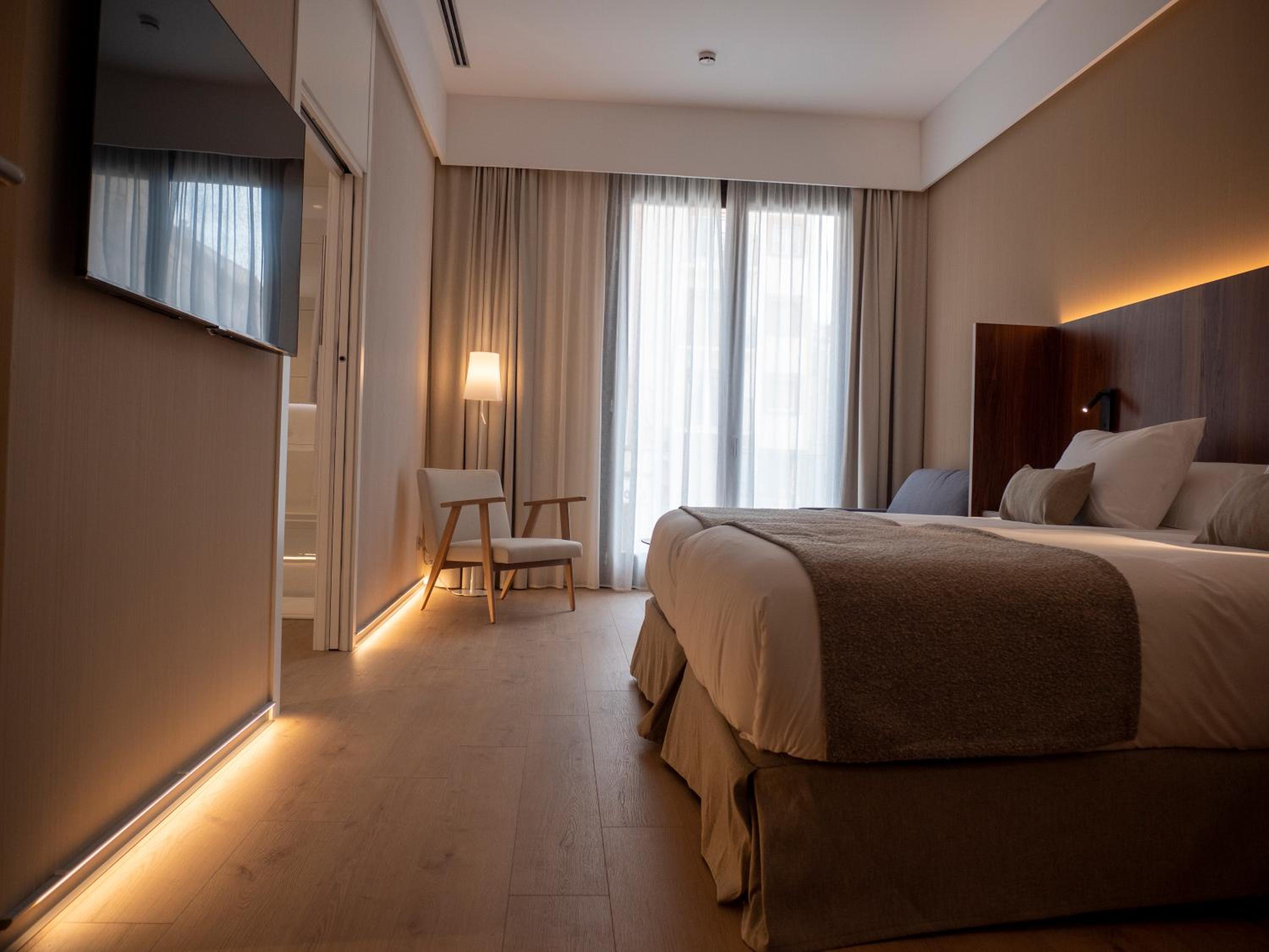 Deluxe Double Room with Balcony photo 2