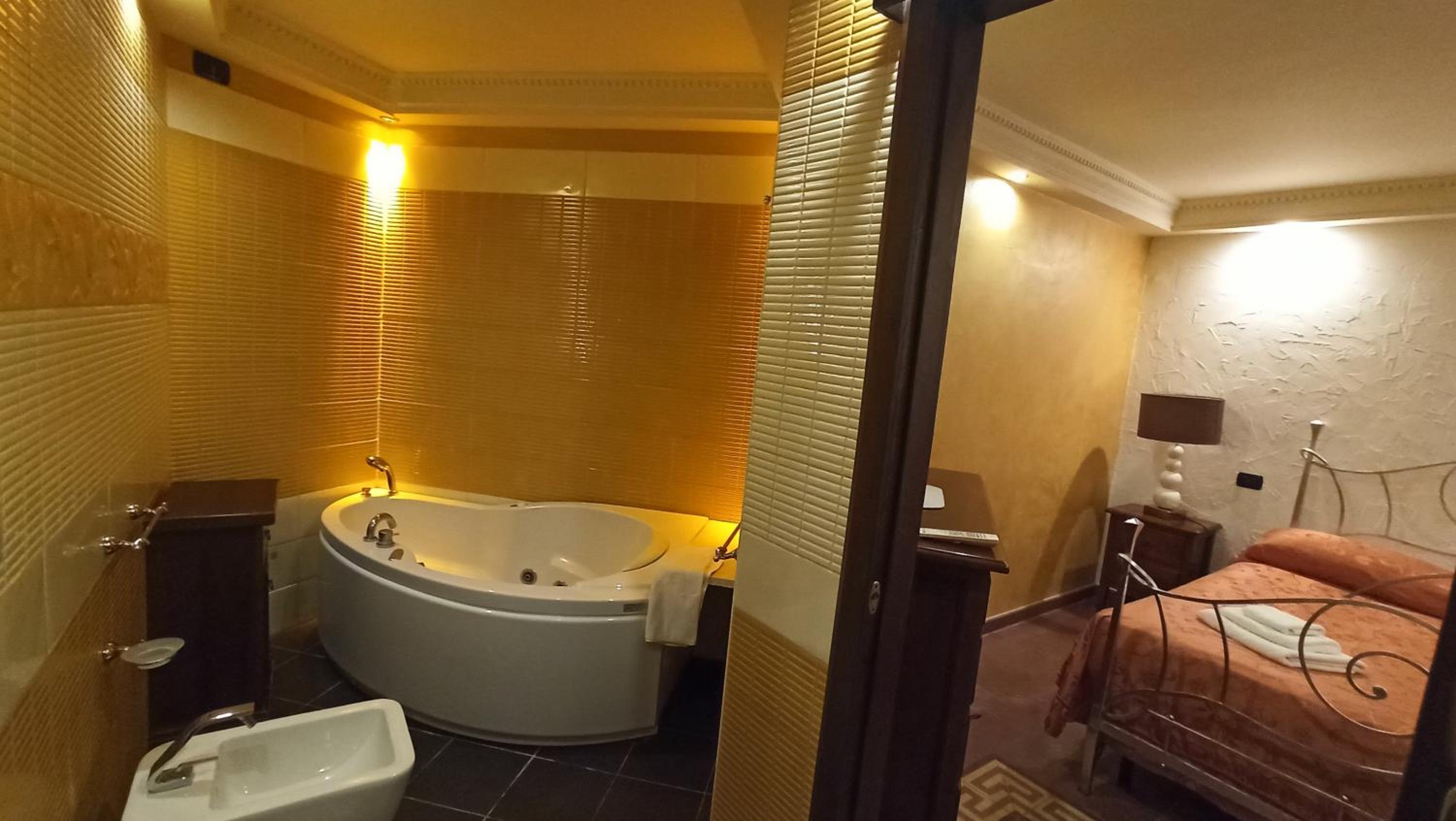 Double Room with Spa Bath - Photo 4