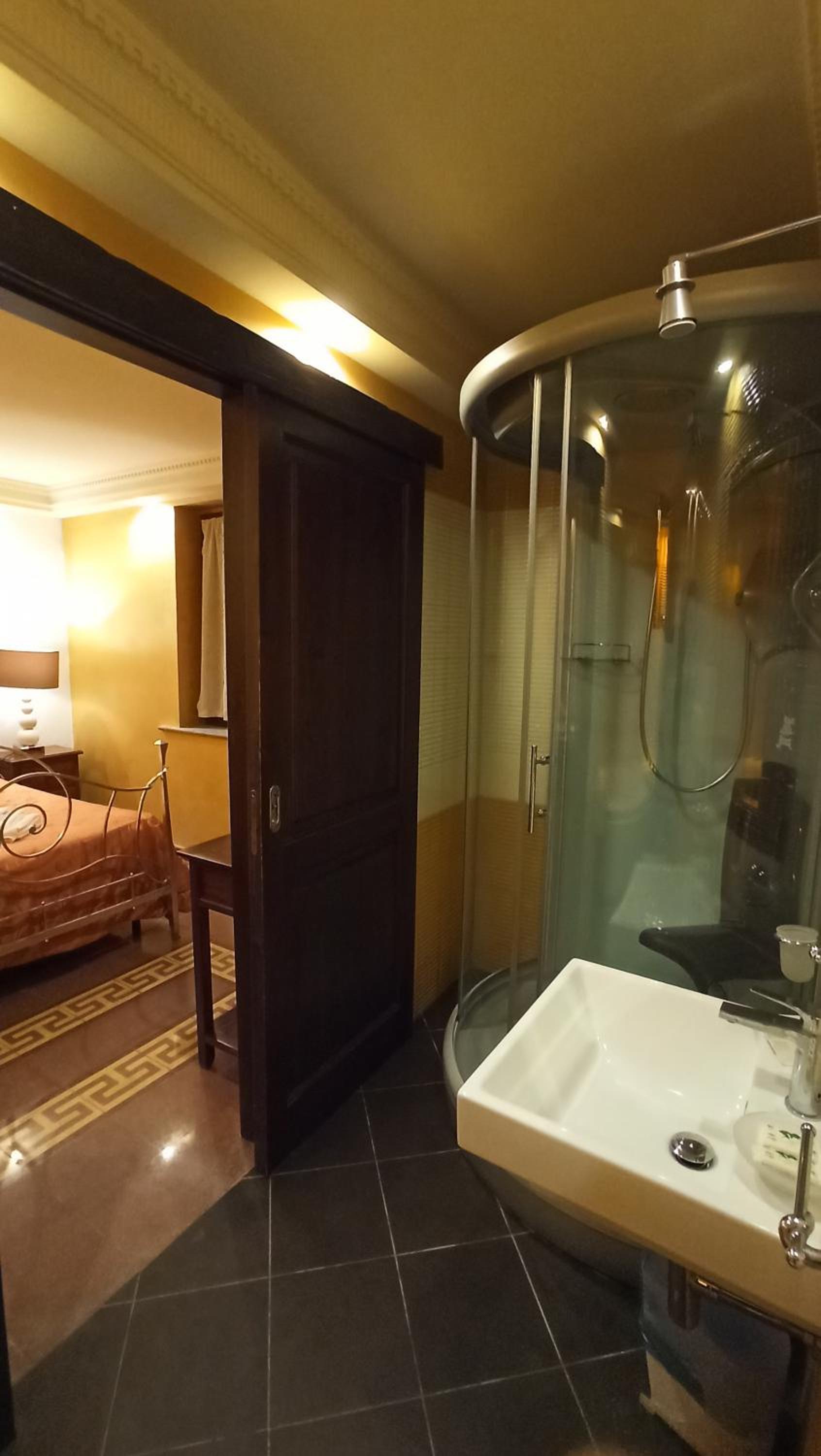 Double Room with Spa Bath - Photo 3