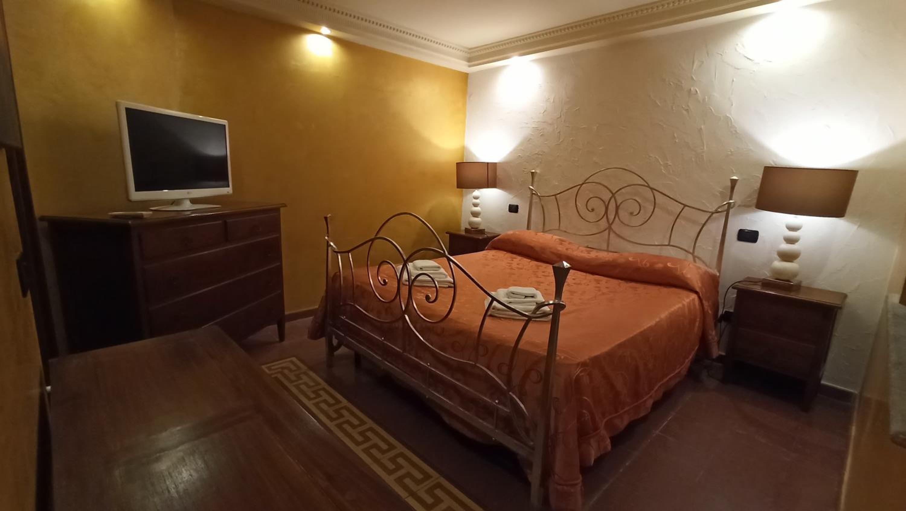 Double Room with Spa Bath - Photo 2