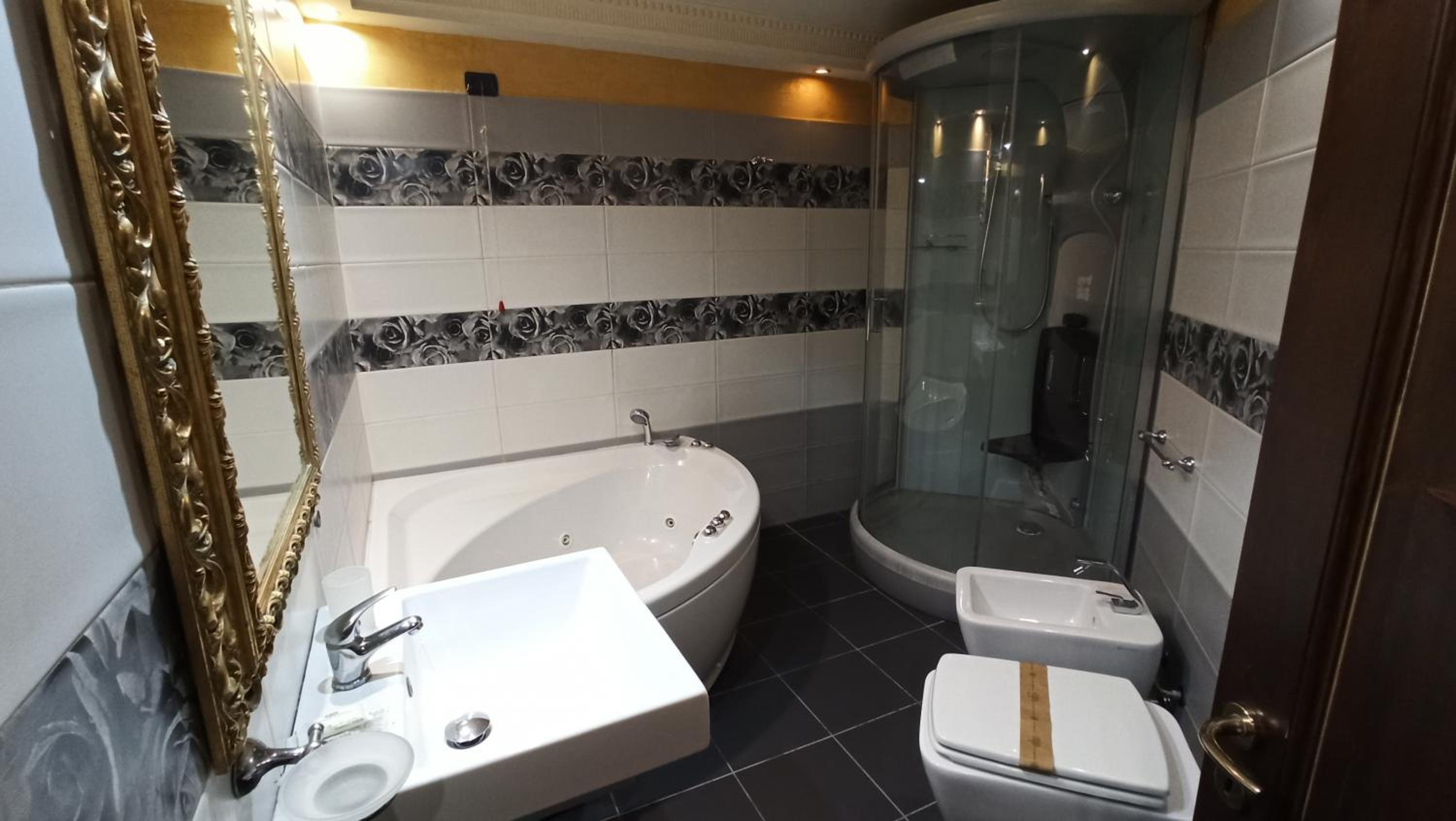 Double Room with Spa Bath - Photo 5