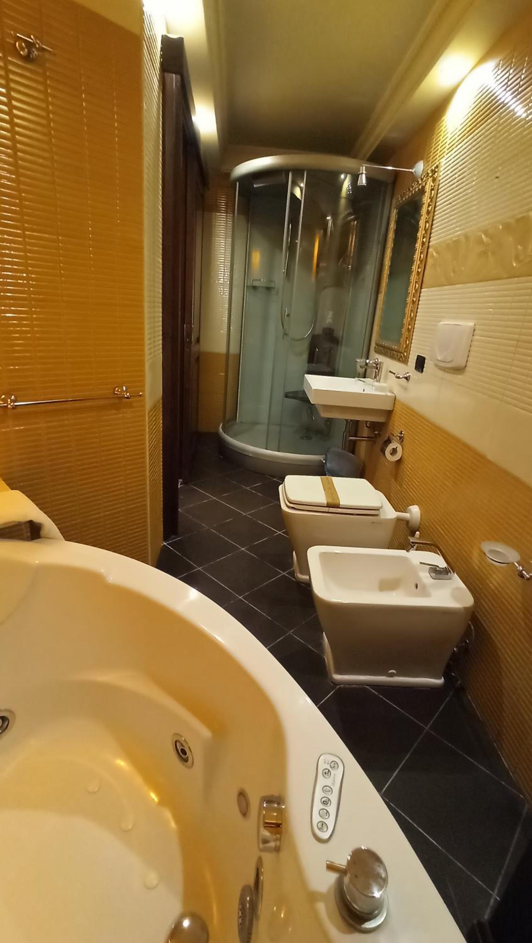 Double Room with Spa Bath - Photo 6