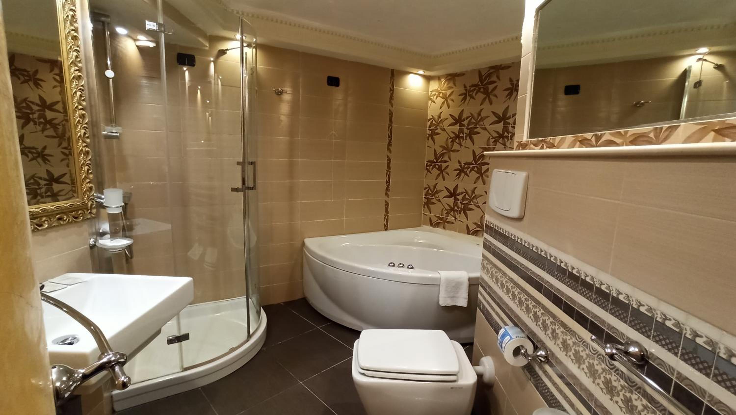 Double Room with Spa Bath - Photo 7