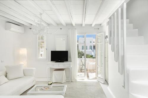 Deluxe Suite with Pool View