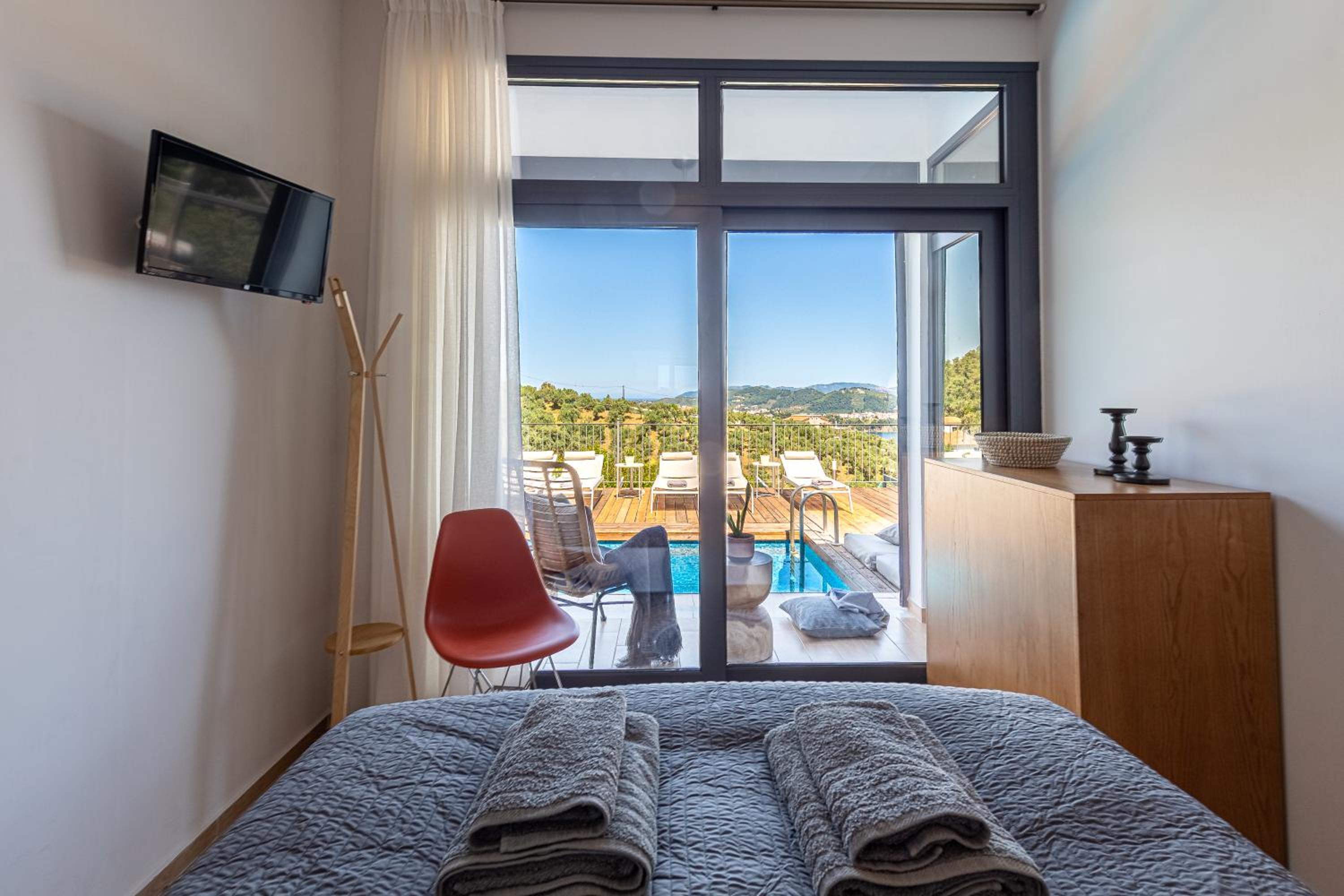 Superior Three-Bedroom Villa with Private Pool and Sea View photo 3