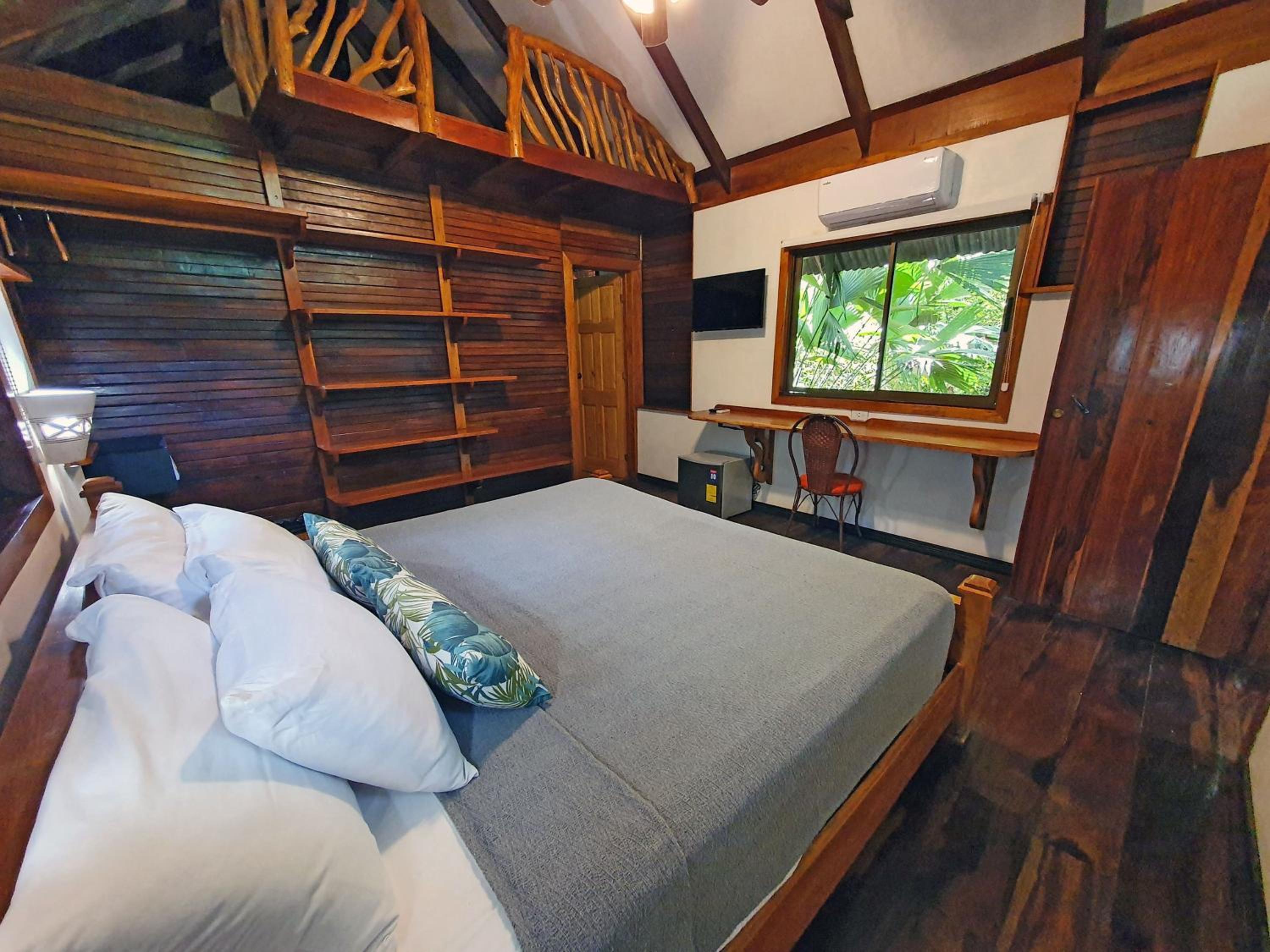 King Bungalow with Jungle View - Photo 18