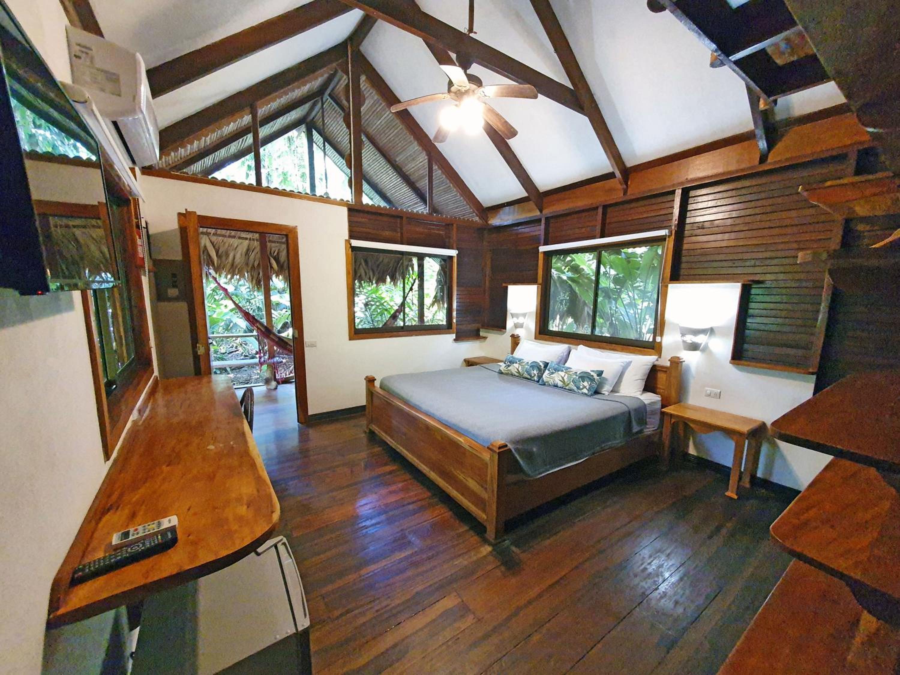 King Bungalow with Jungle View - Photo 14