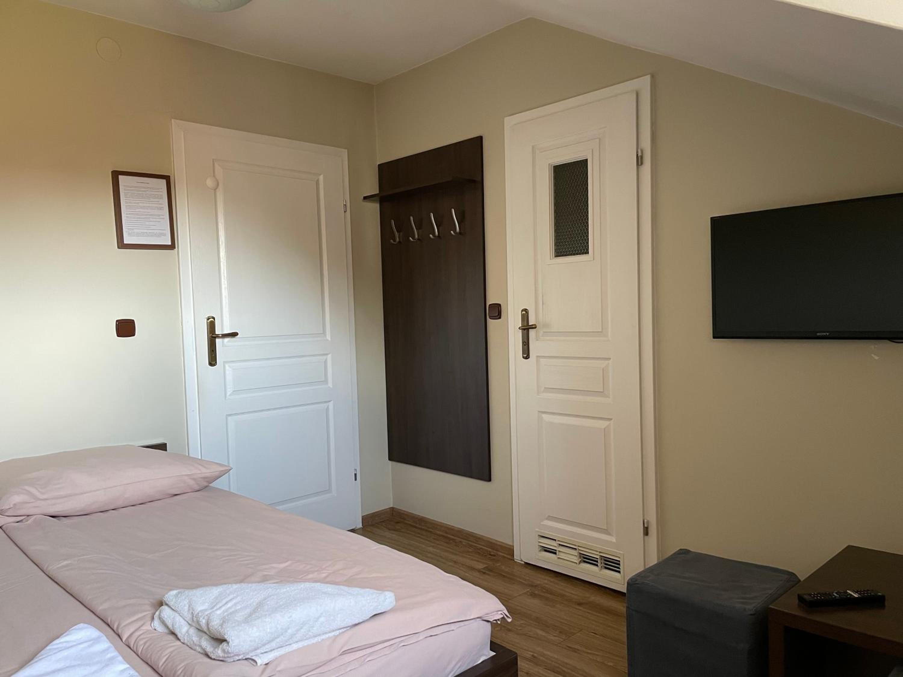 Double Room with Private Bathroom - Photo 3