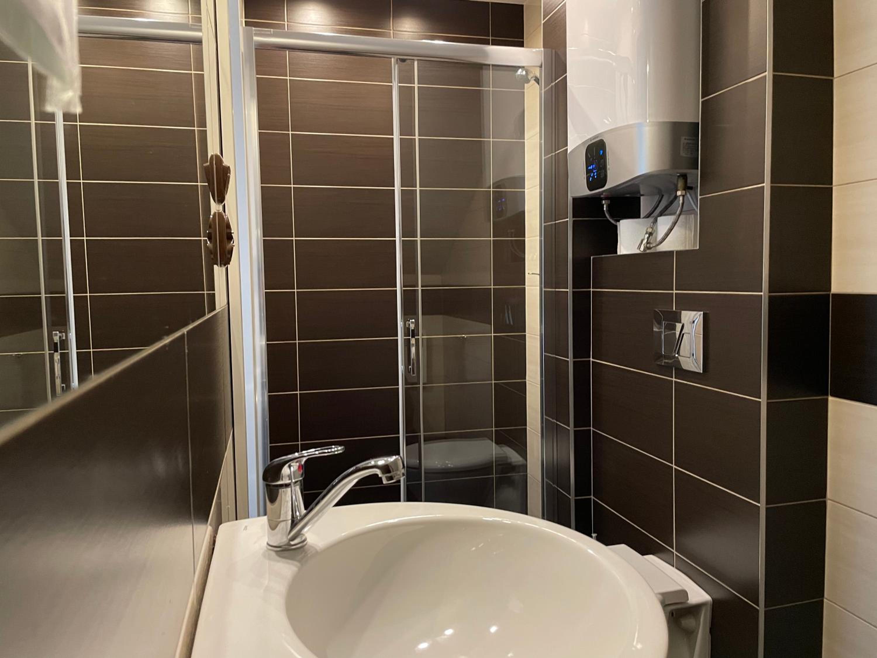 Double Room with Private Bathroom - Photo 5