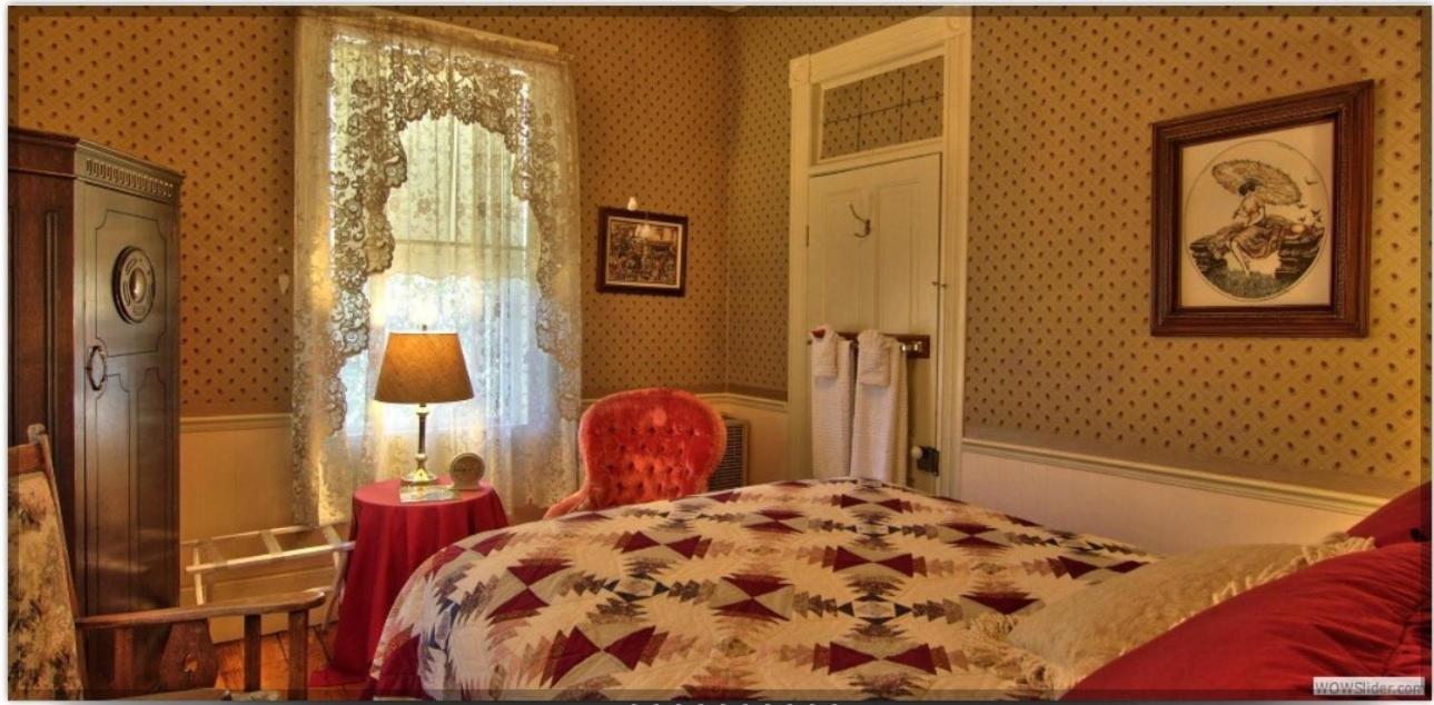 Queen Room with Shared Bathroom photo 3