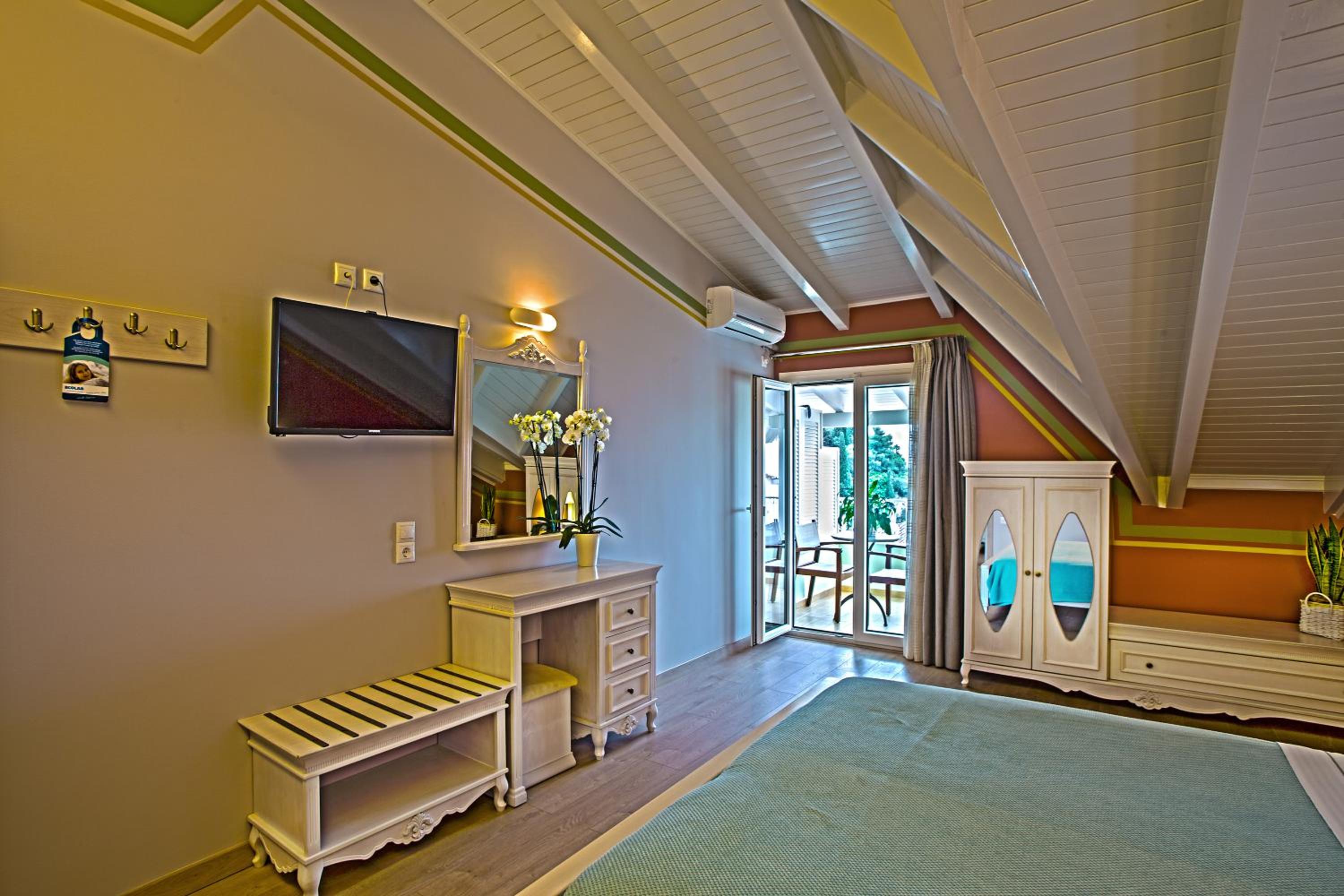 Attic Double Room with Sea View - Photo 9