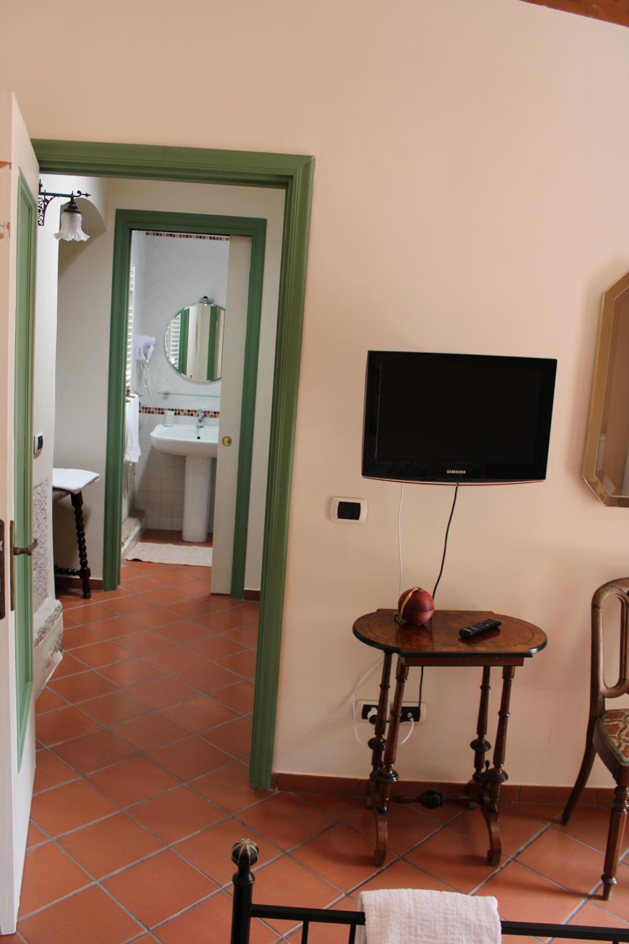 Standard Double Room - Photo 8