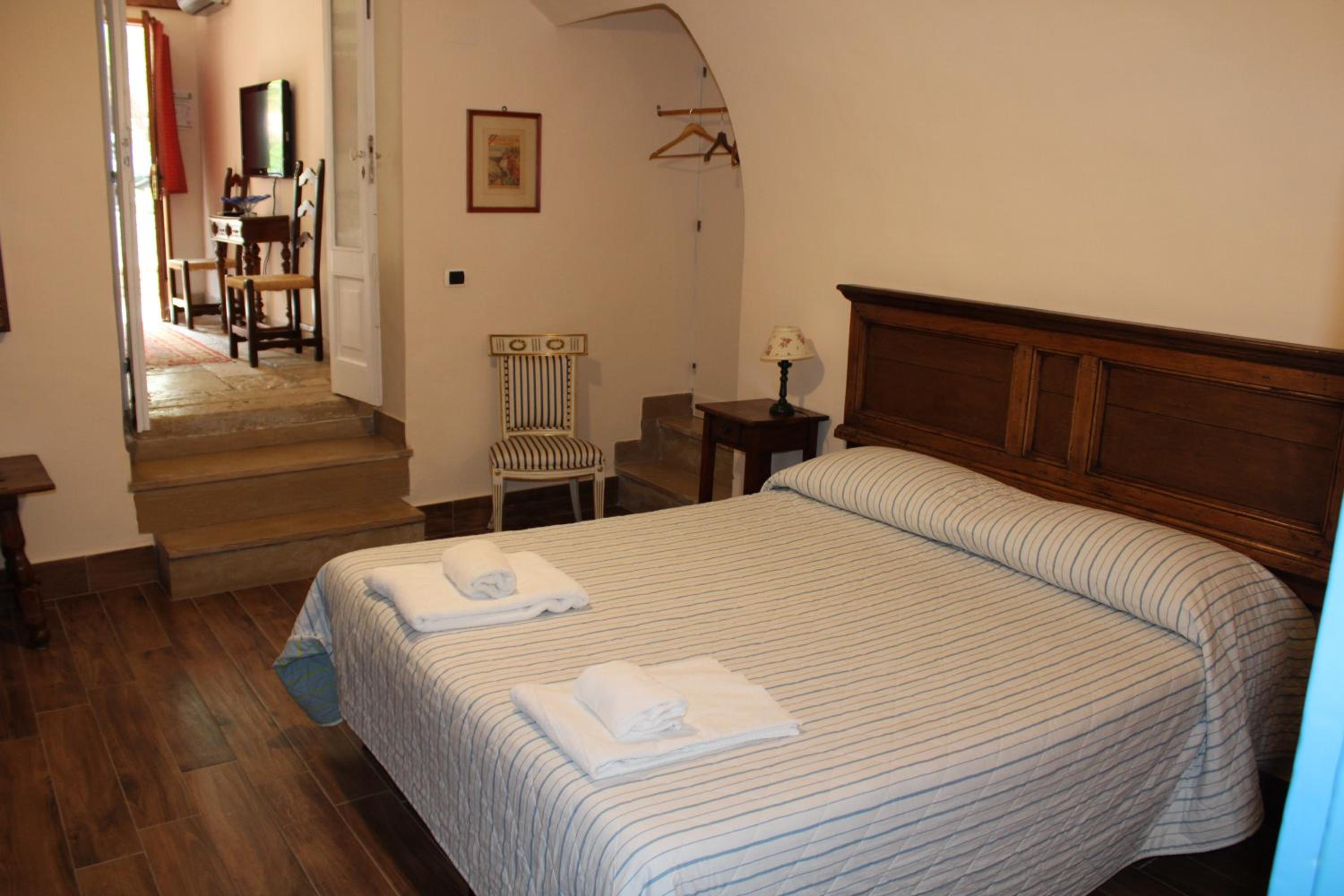 Deluxe Double or Twin Room - Photo 12
