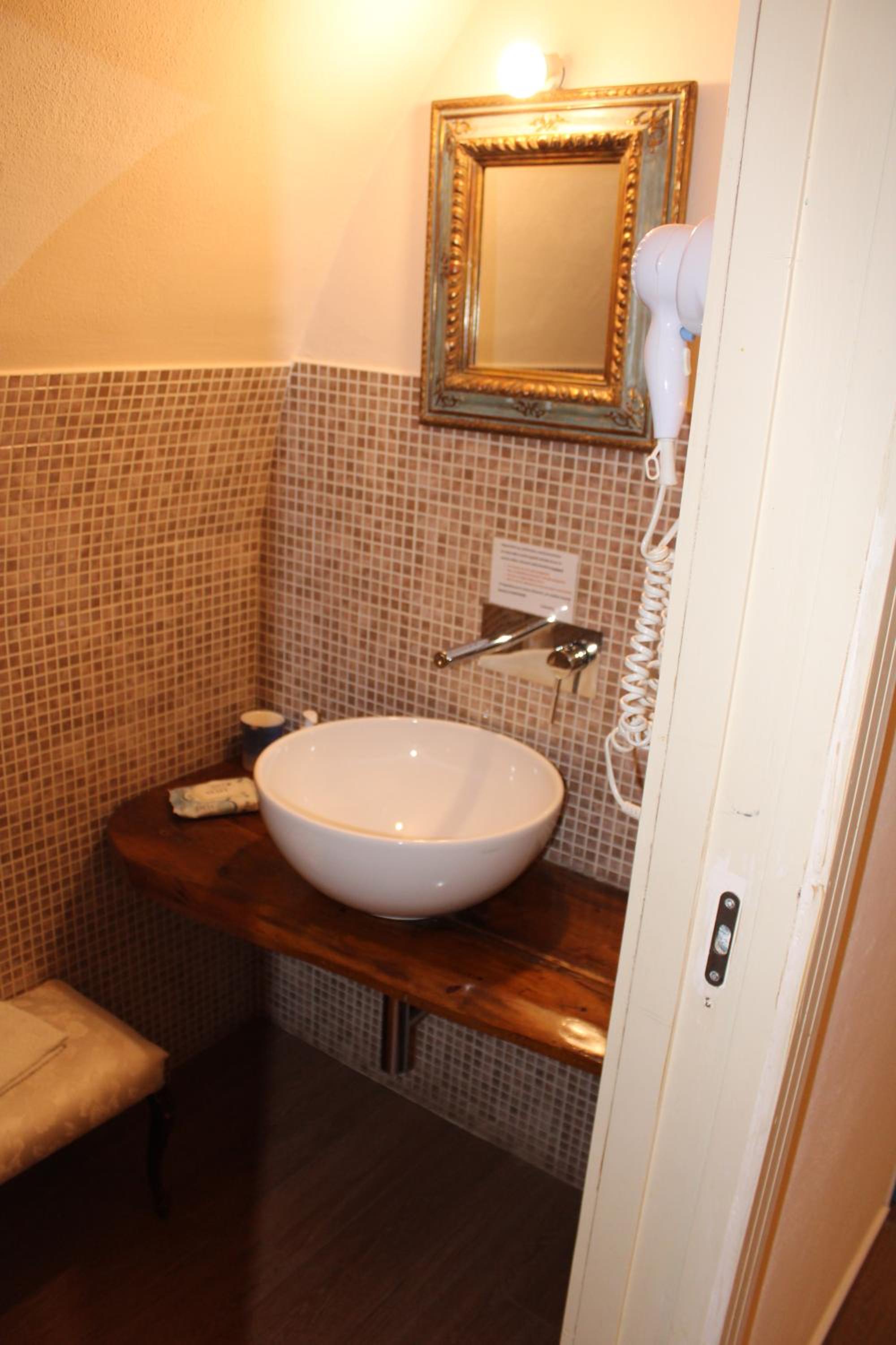 Deluxe Double or Twin Room - Photo 11