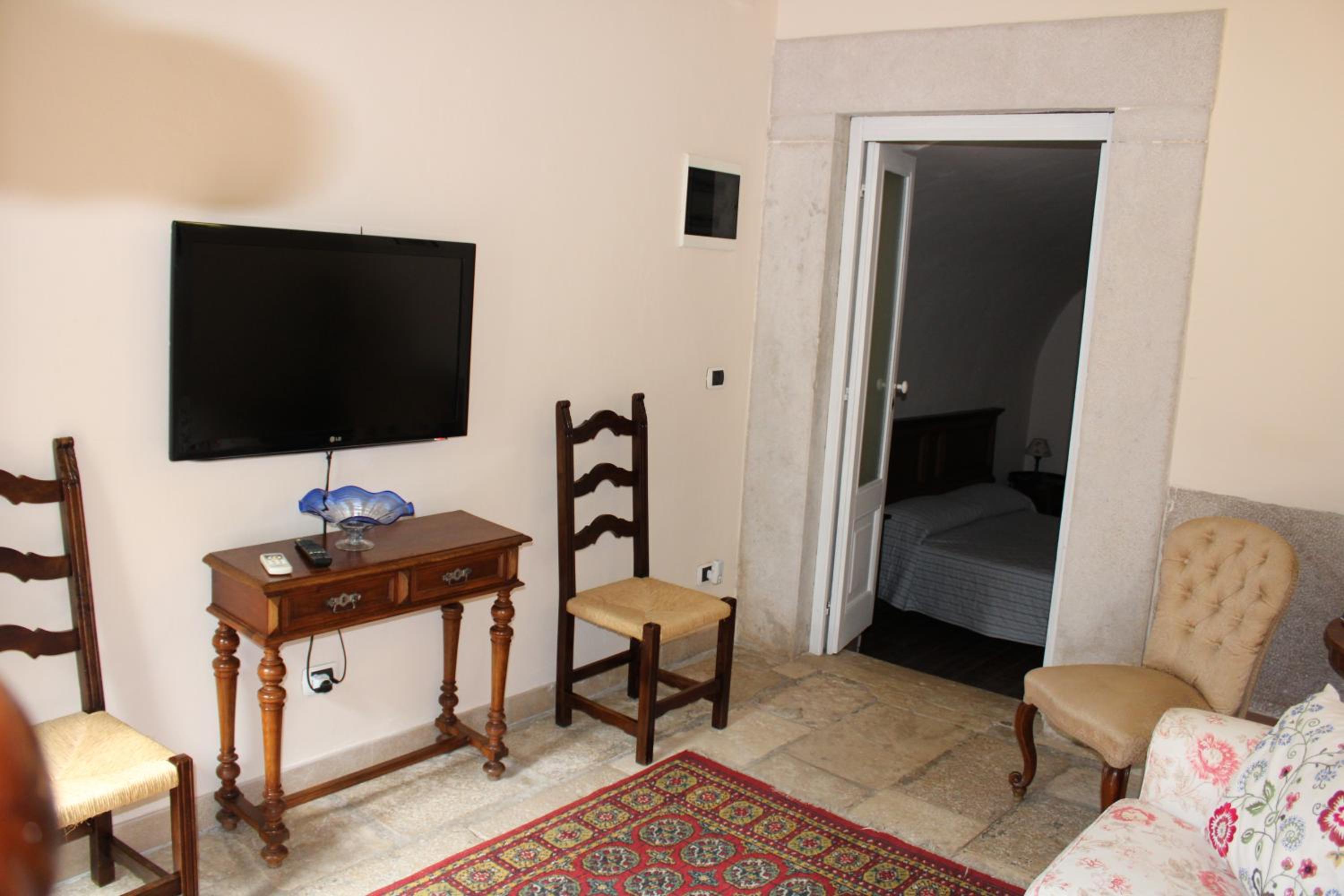 Deluxe Double or Twin Room - Photo 7