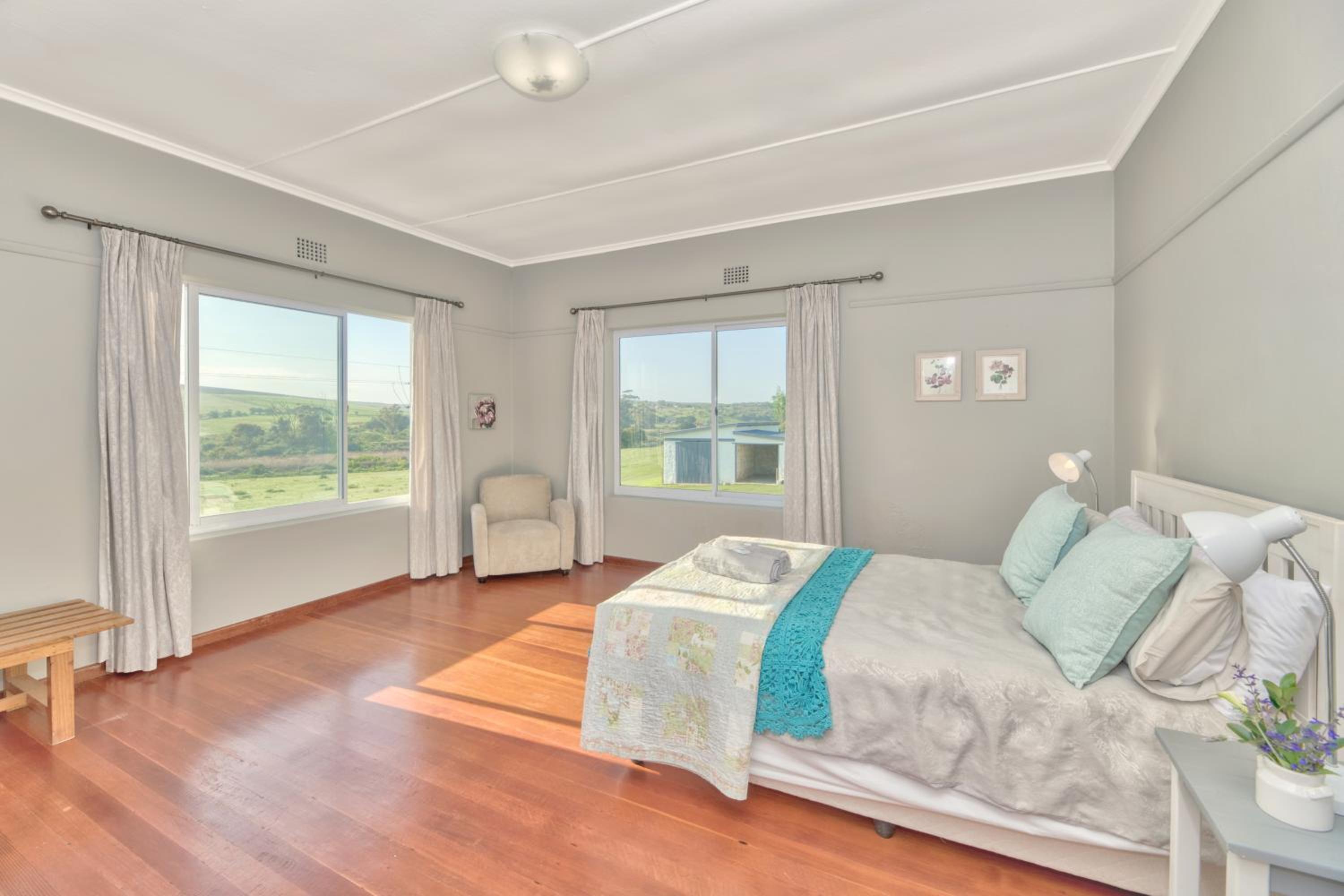 Three-Bedroom House - Photo 2