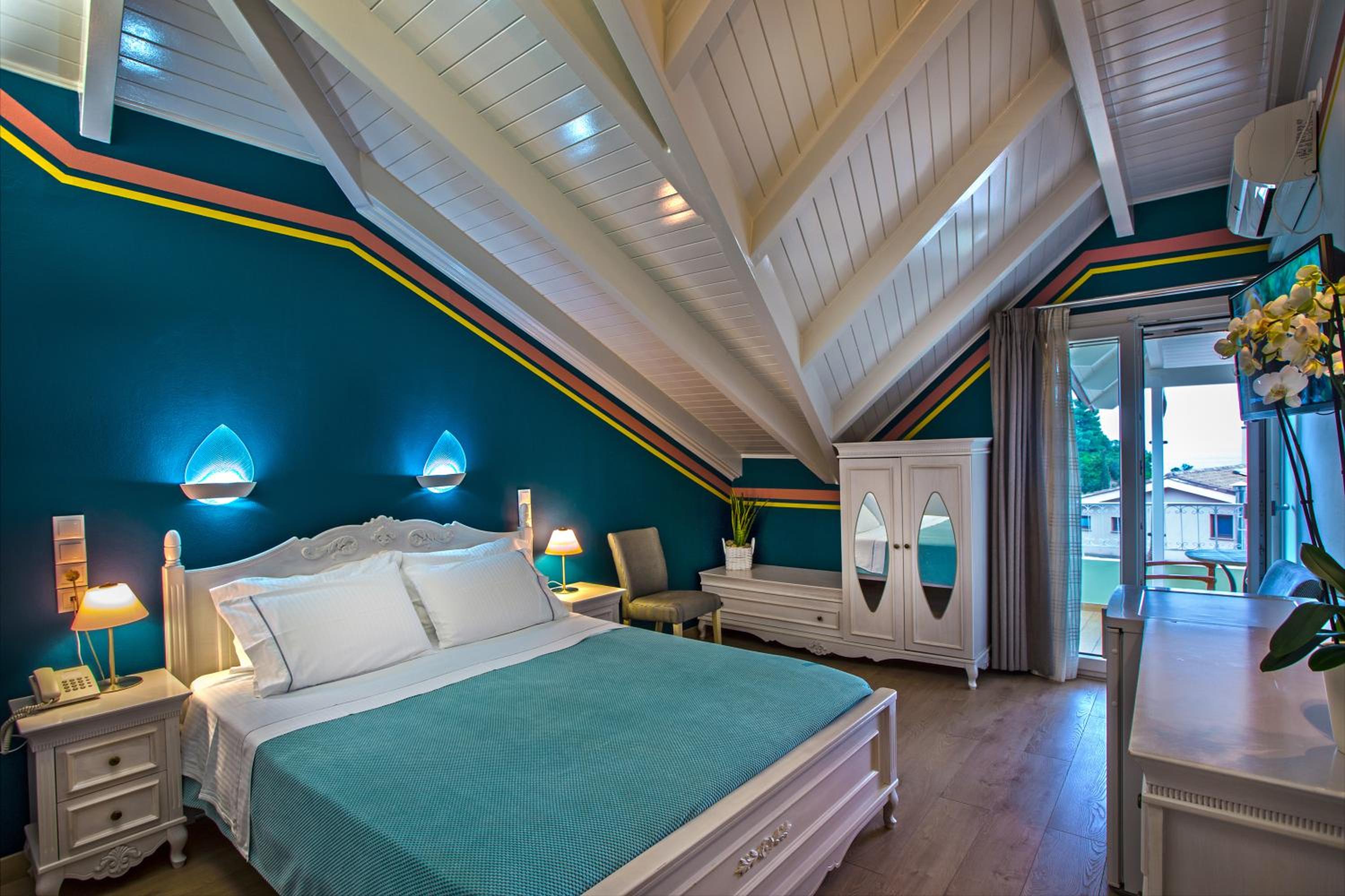 Attic Double Room with Sea View - Photo 3