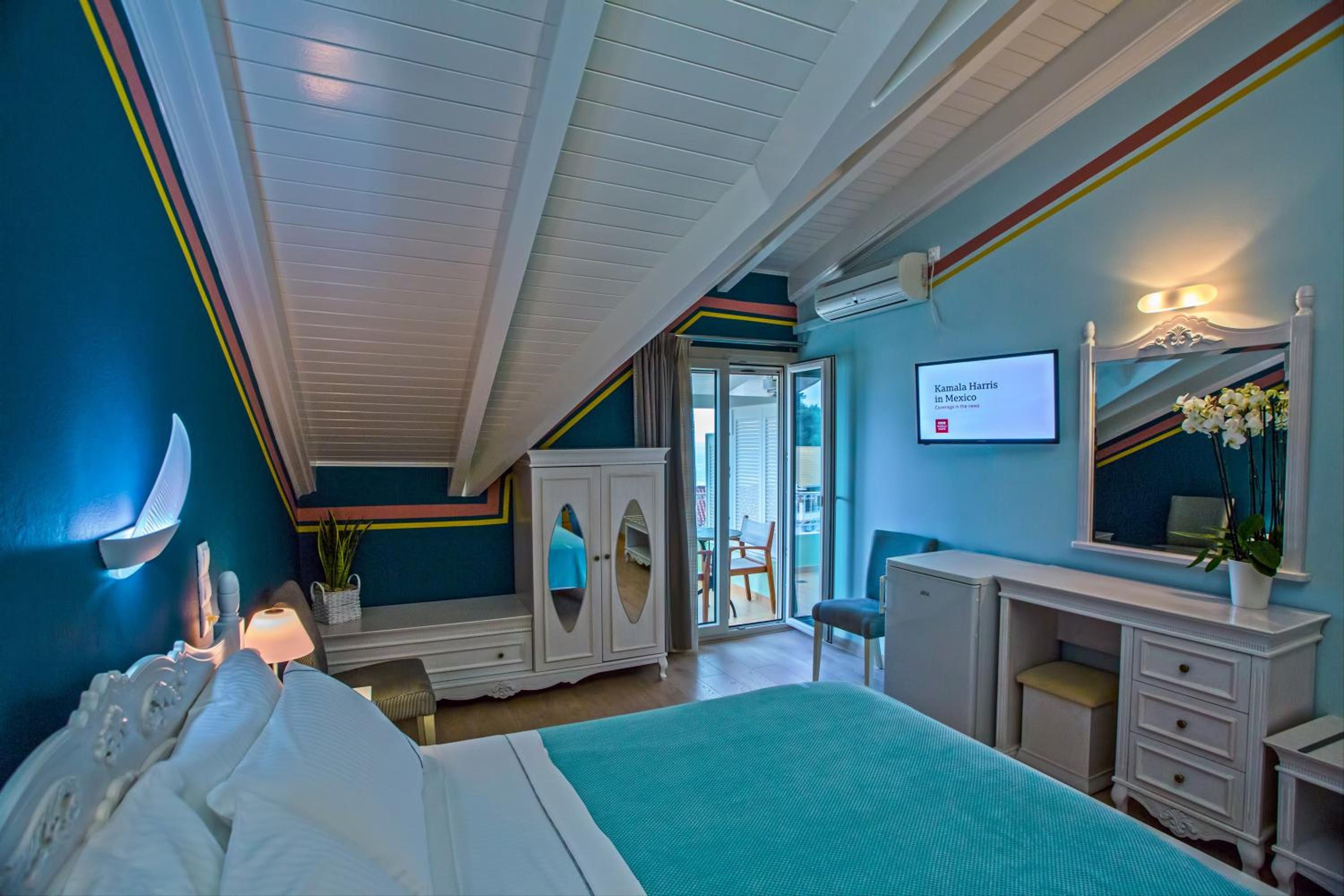 Attic Double Room with Sea View - Photo 5
