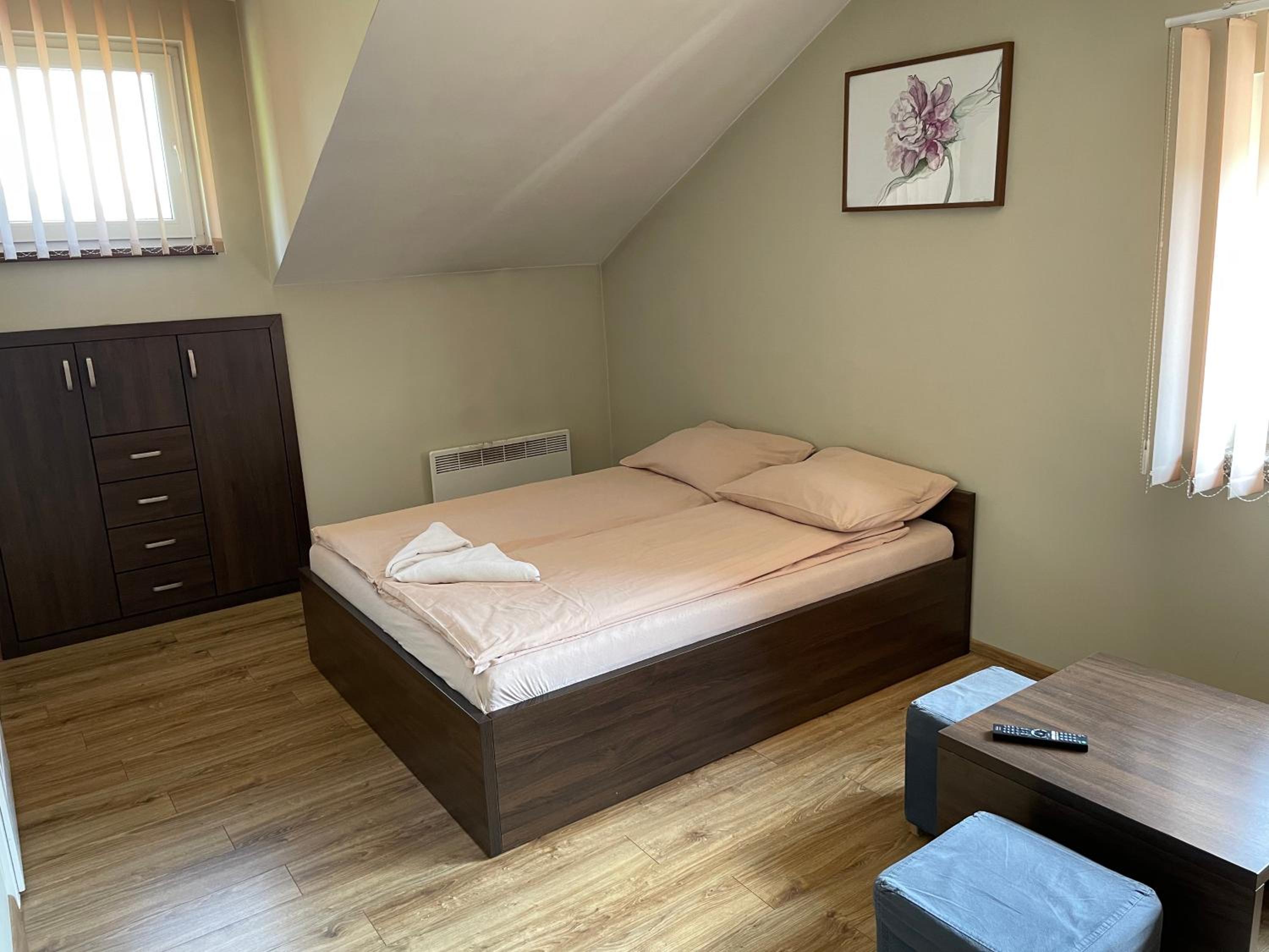 Quadruple Room with Private Bathroom - Photo 3