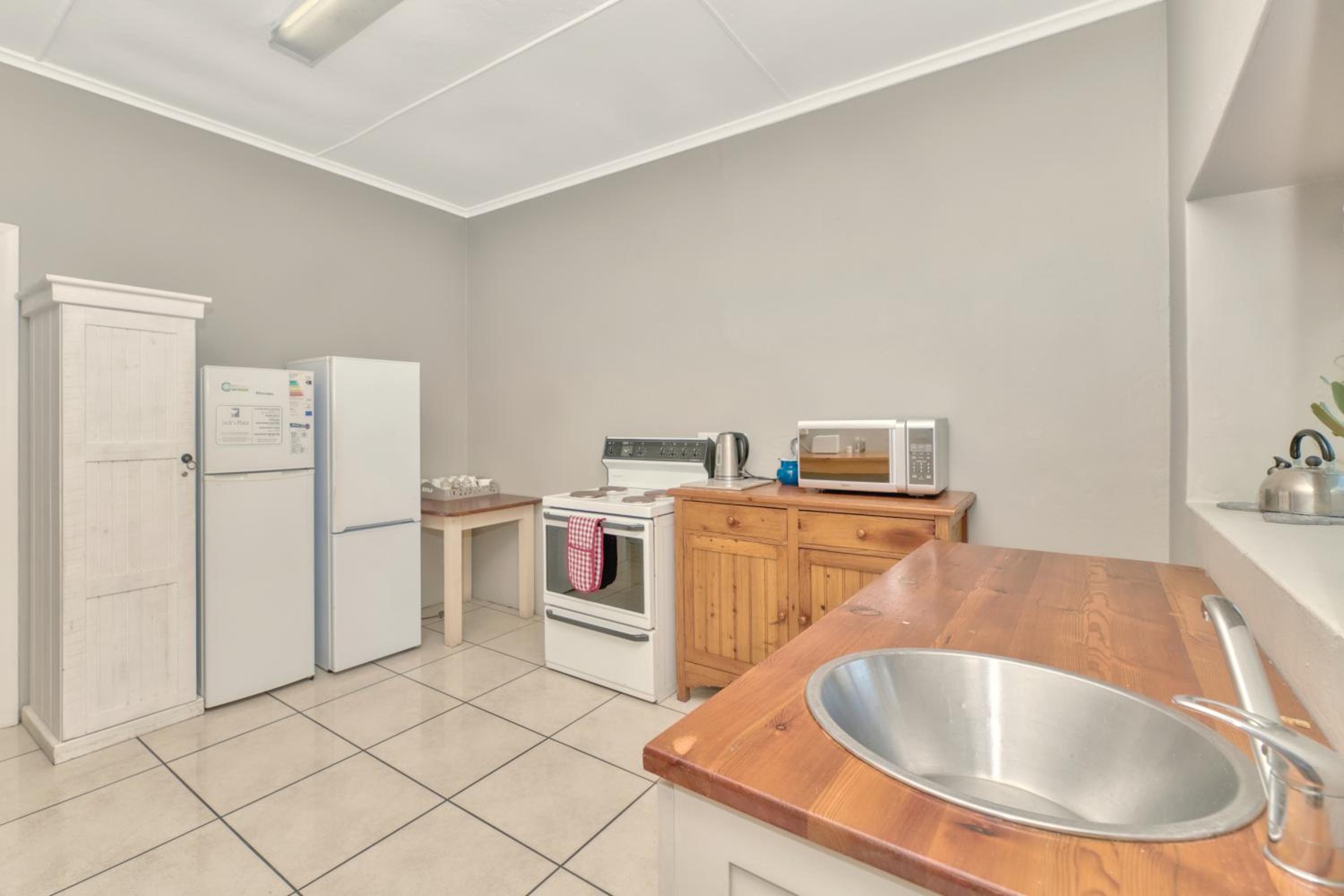 Three-Bedroom House - Photo 5