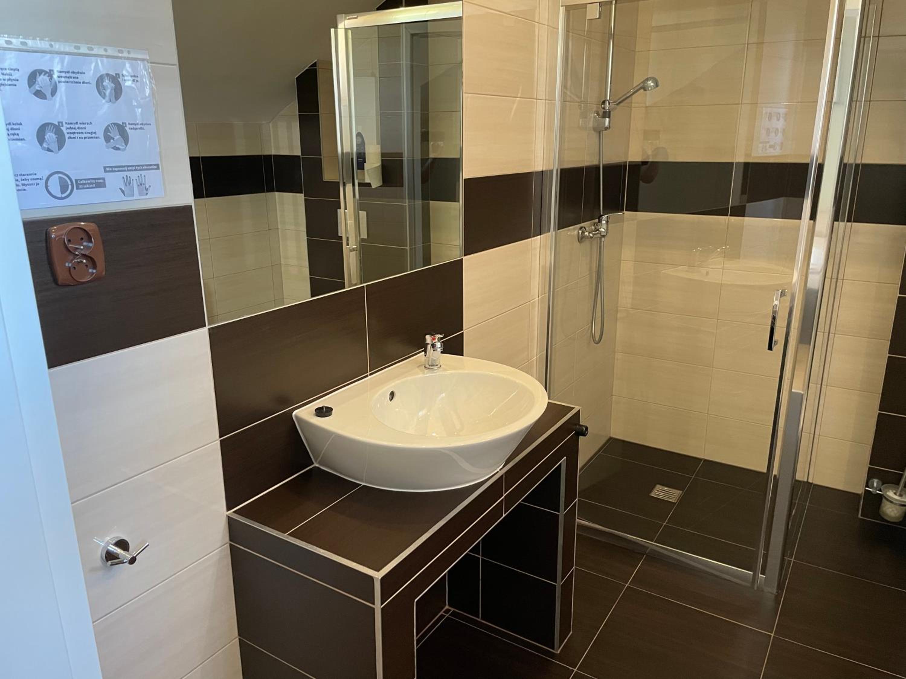 Quadruple Room with Private Bathroom - Photo 6