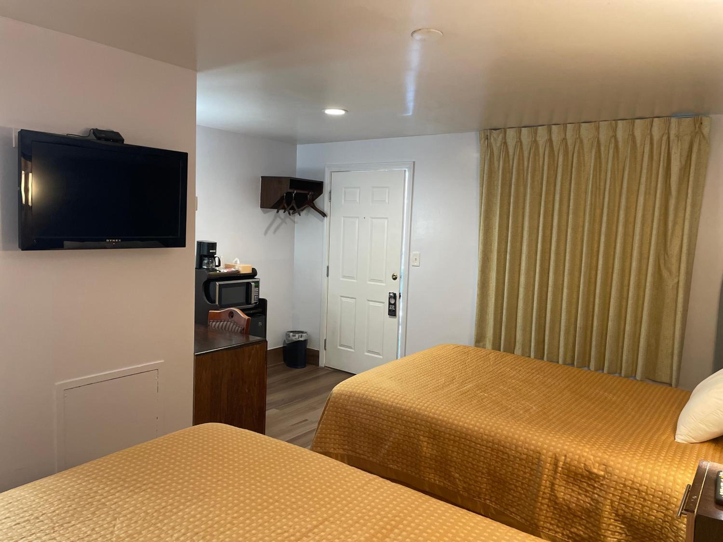 Double Room with Two Double Beds - Smoking photo 2