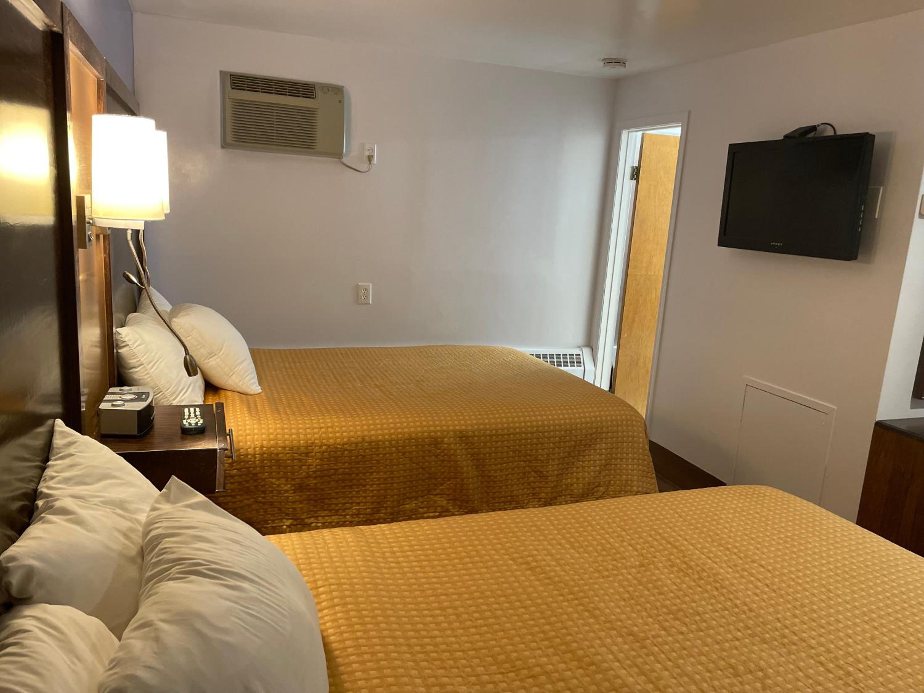 Double Room with Two Double Beds - Smoking photo 1