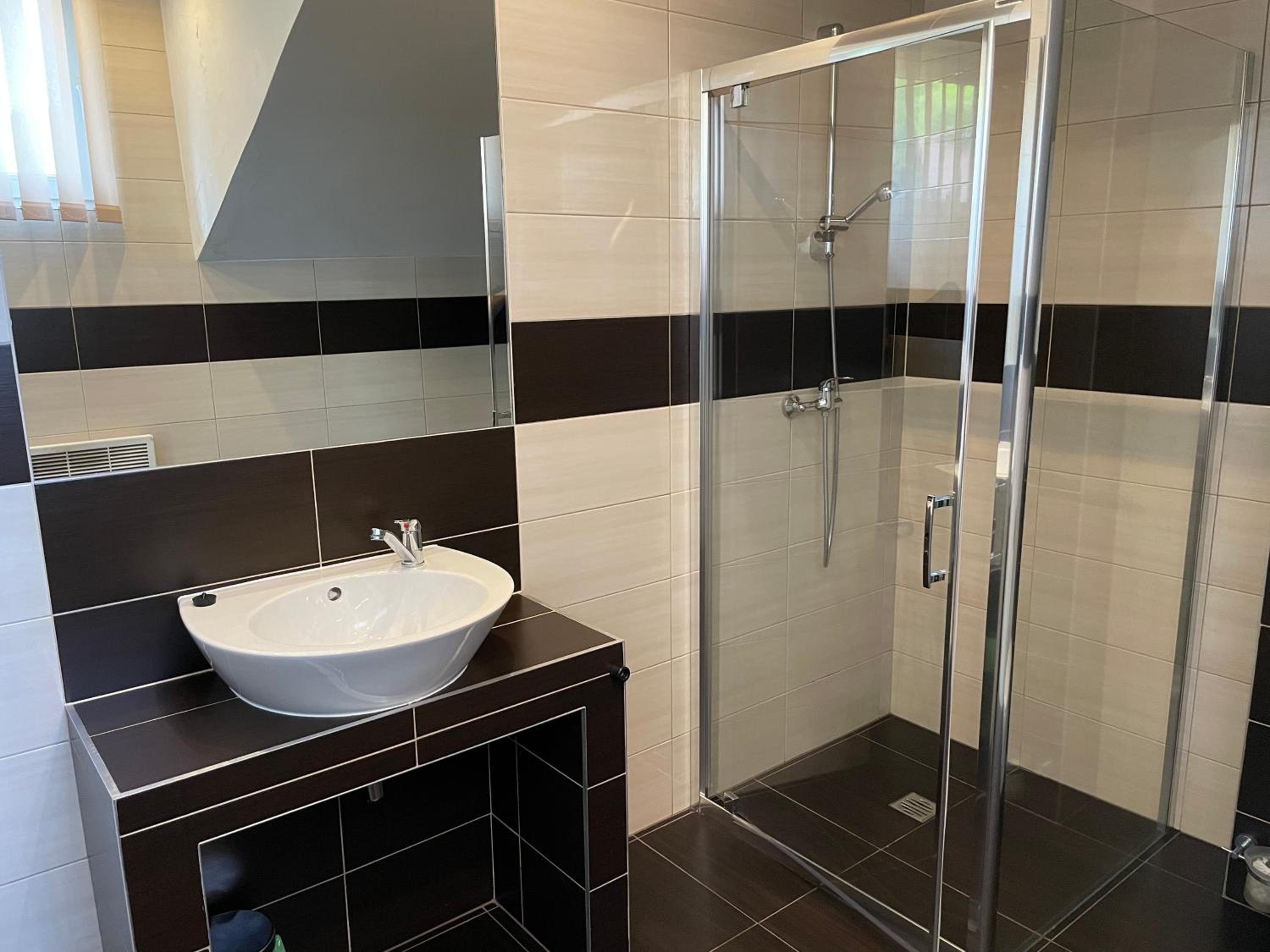 Quadruple Room with Private Bathroom - Photo 5