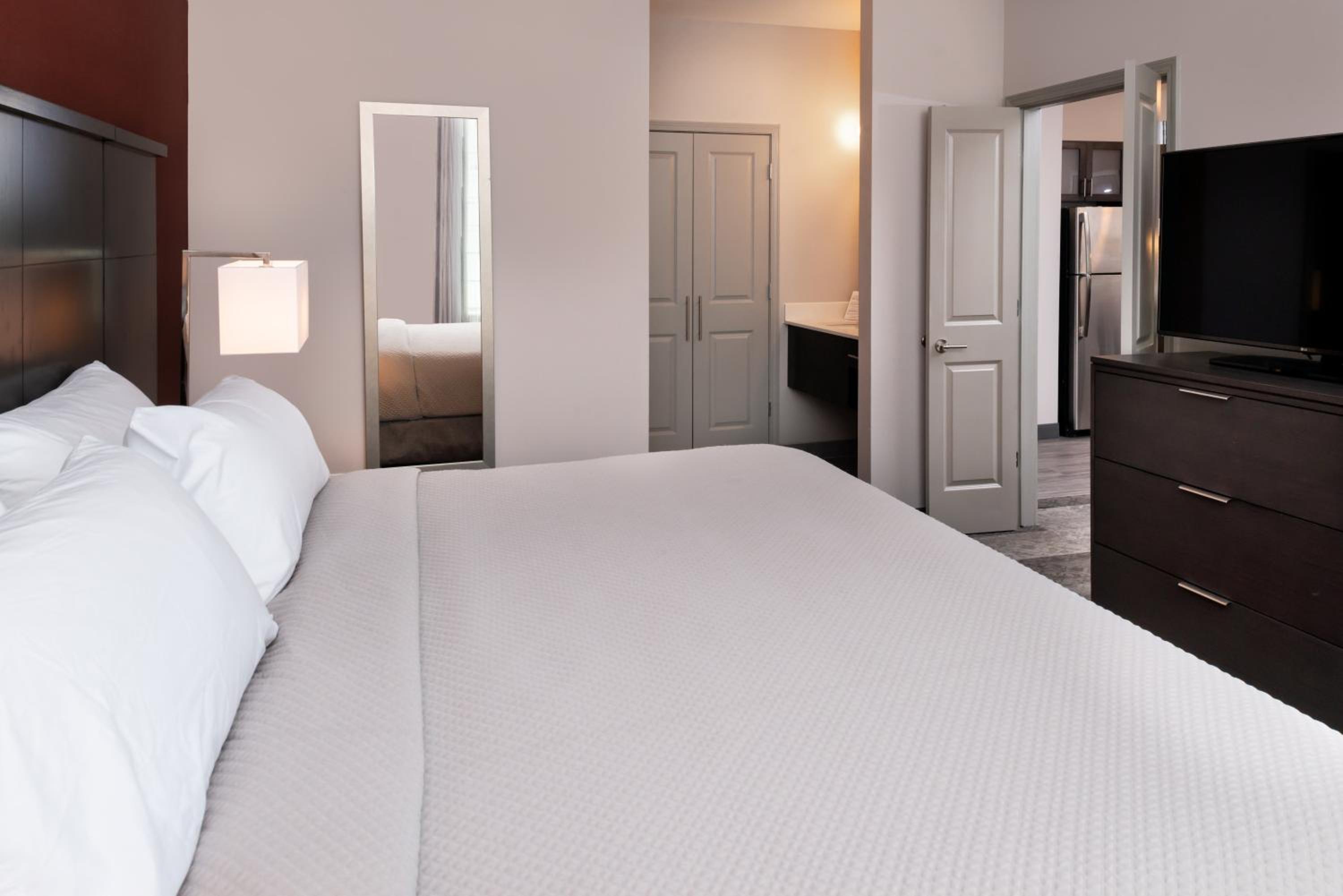 One-Bedroom Queen Suite -Non-Smoking