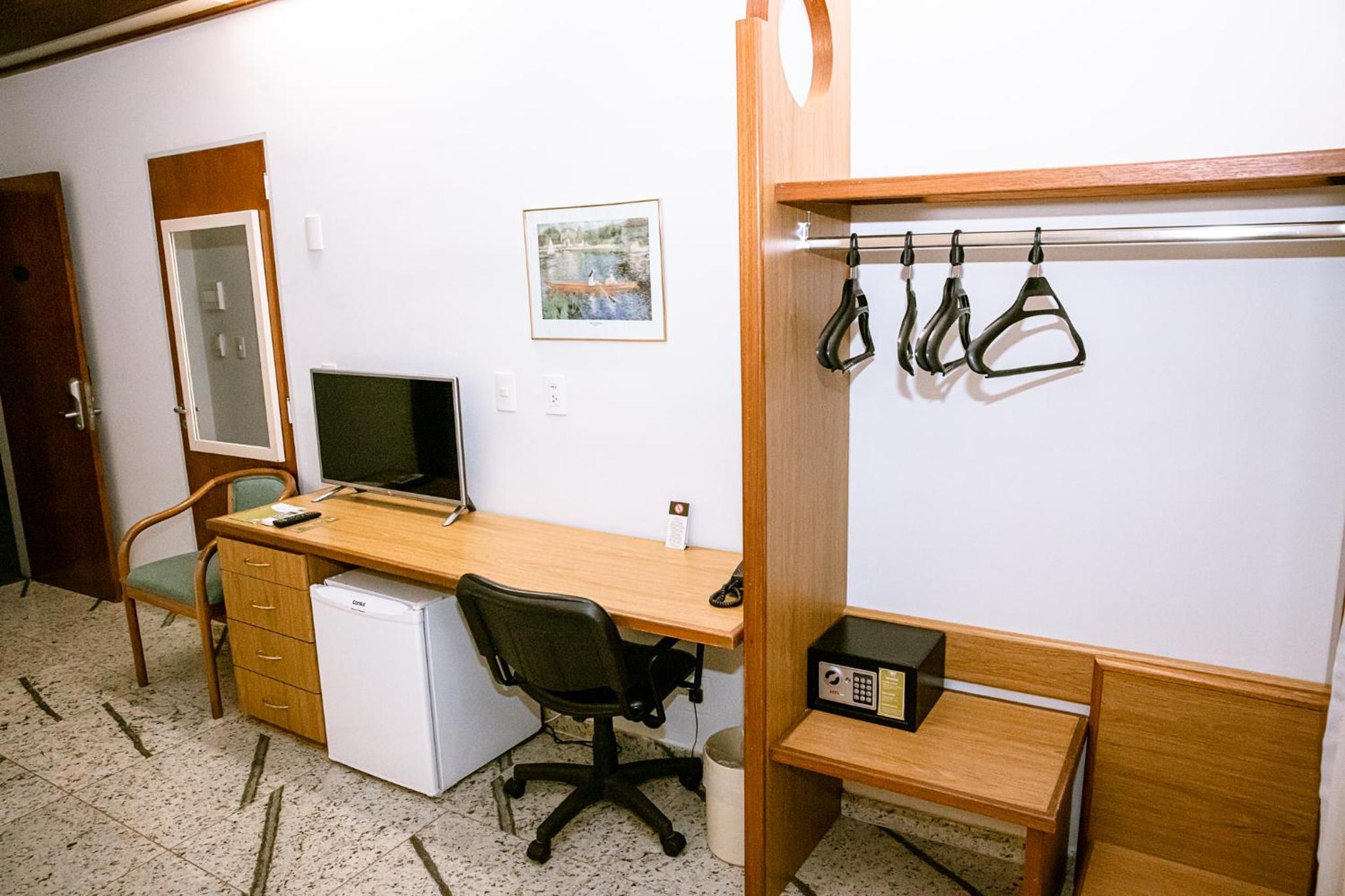 Standard Twin Room - Photo 1