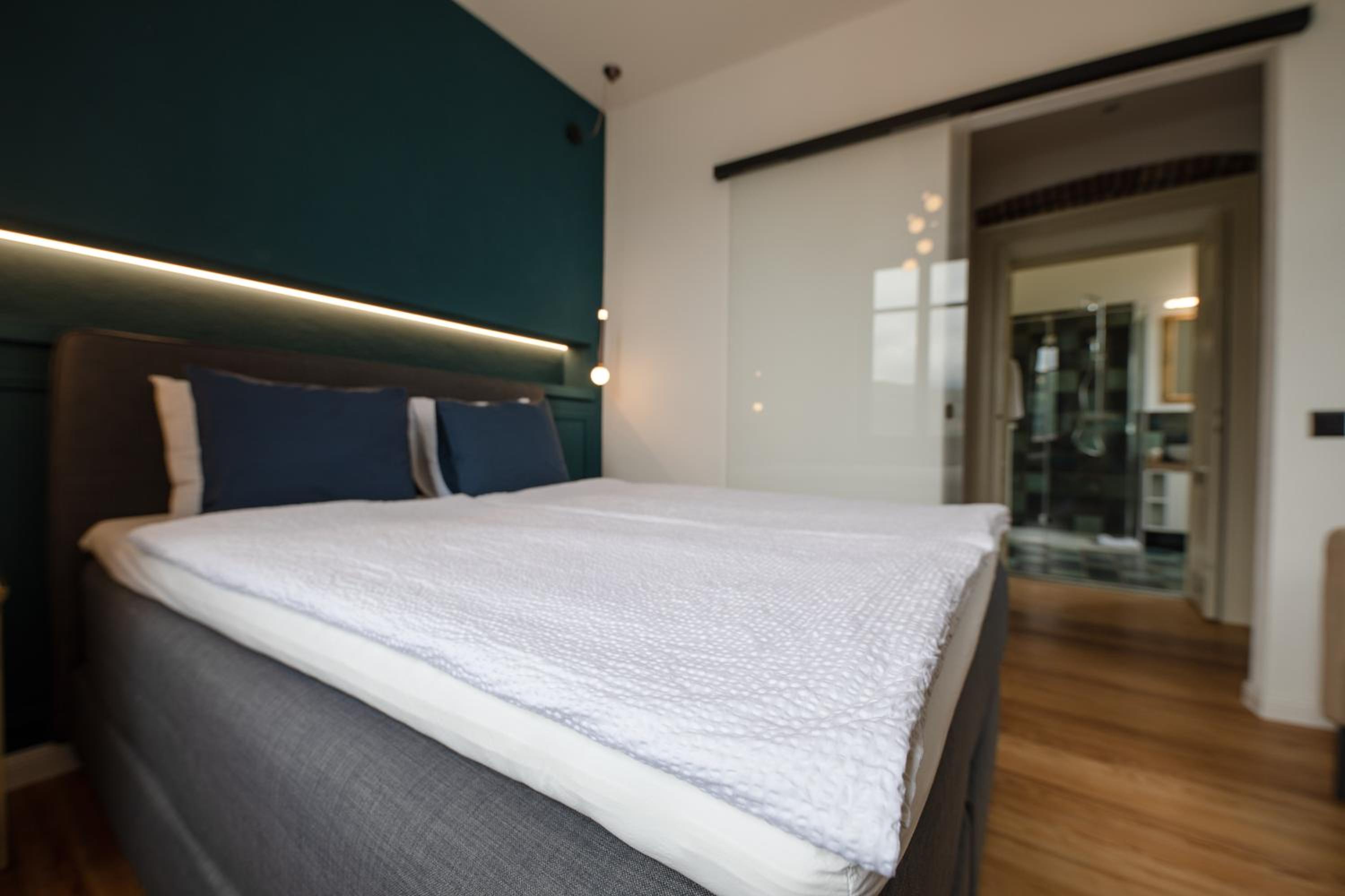 Junior Suite with Balcony - Photo 7