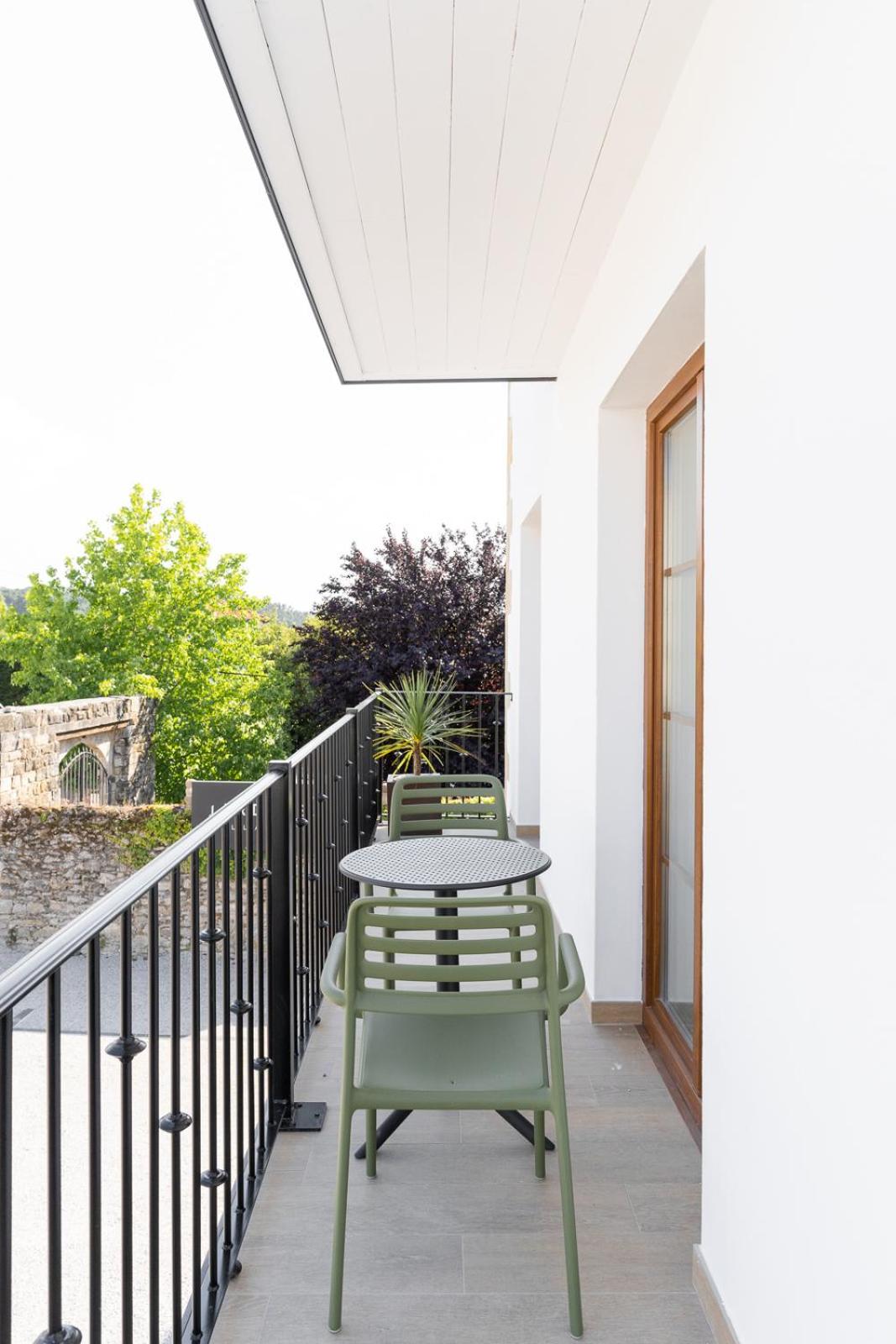 Apartment with Balcony - Photo 3
