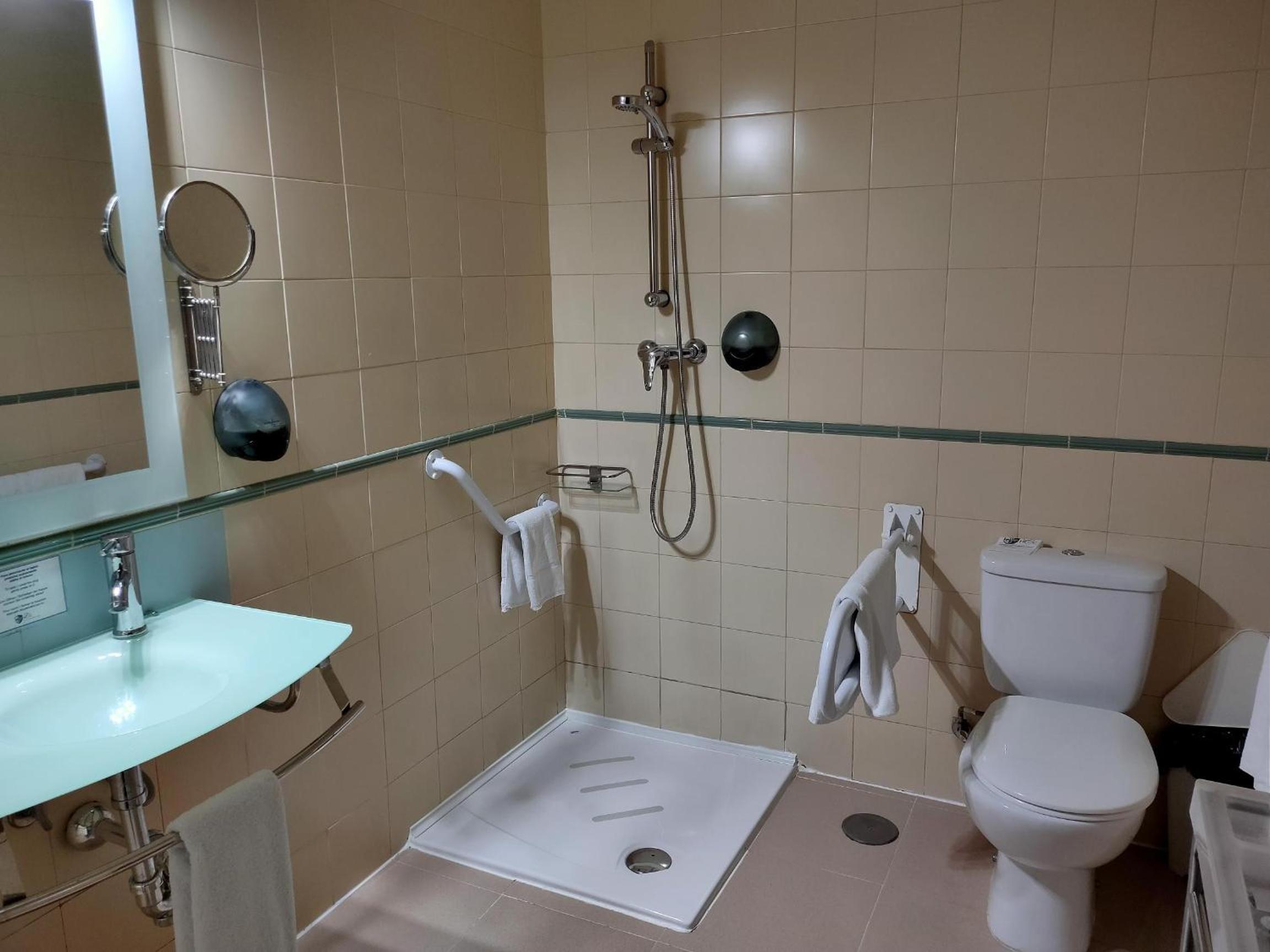 Twin Room - Disability Access photo 3