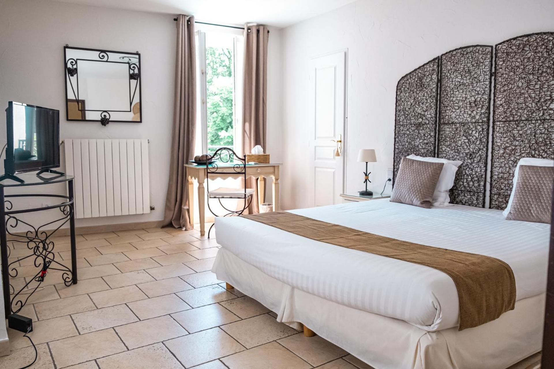 Superior Double or Twin Room with Pool View - Photo 5