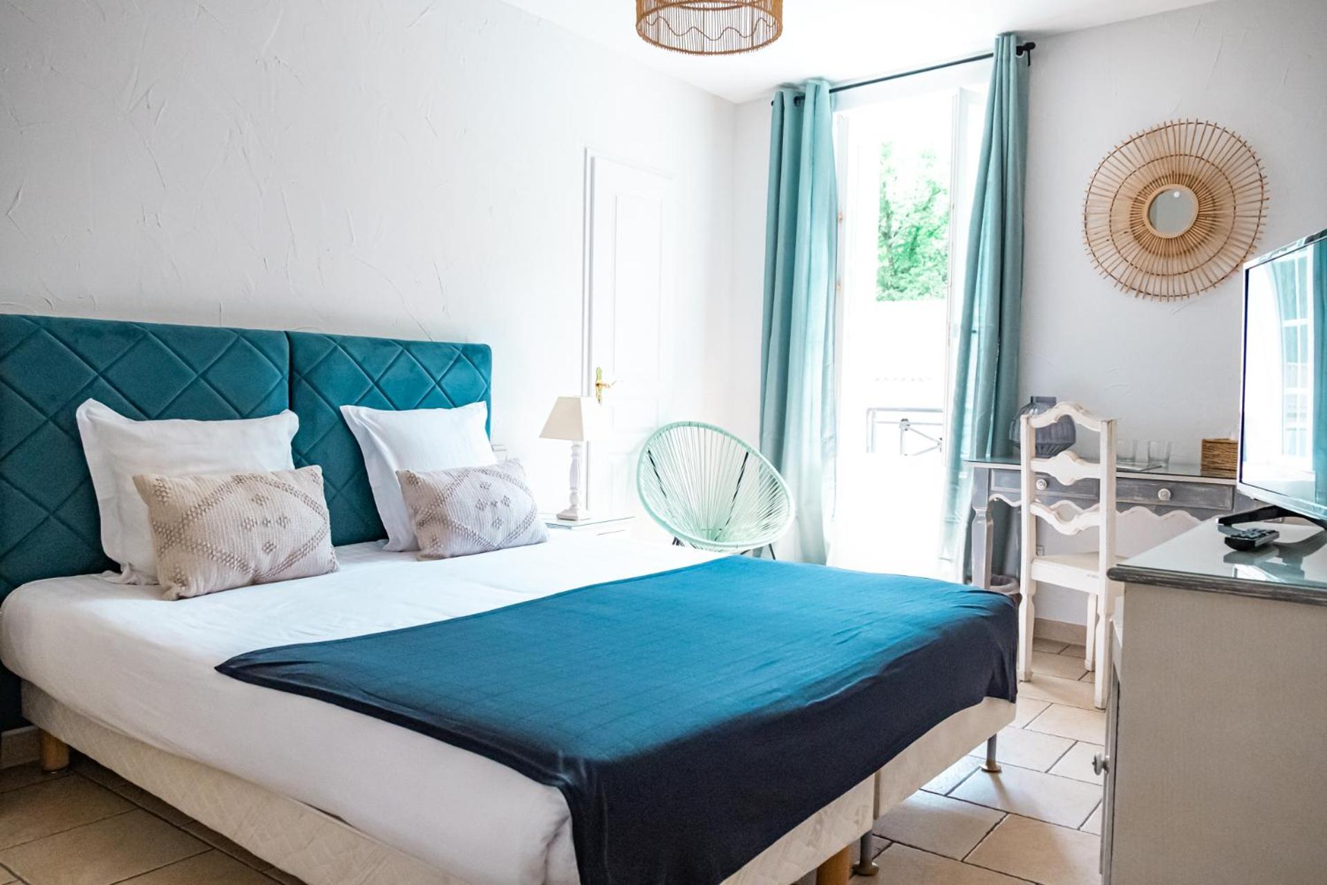 Superior Double or Twin Room with Pool View - Photo 6