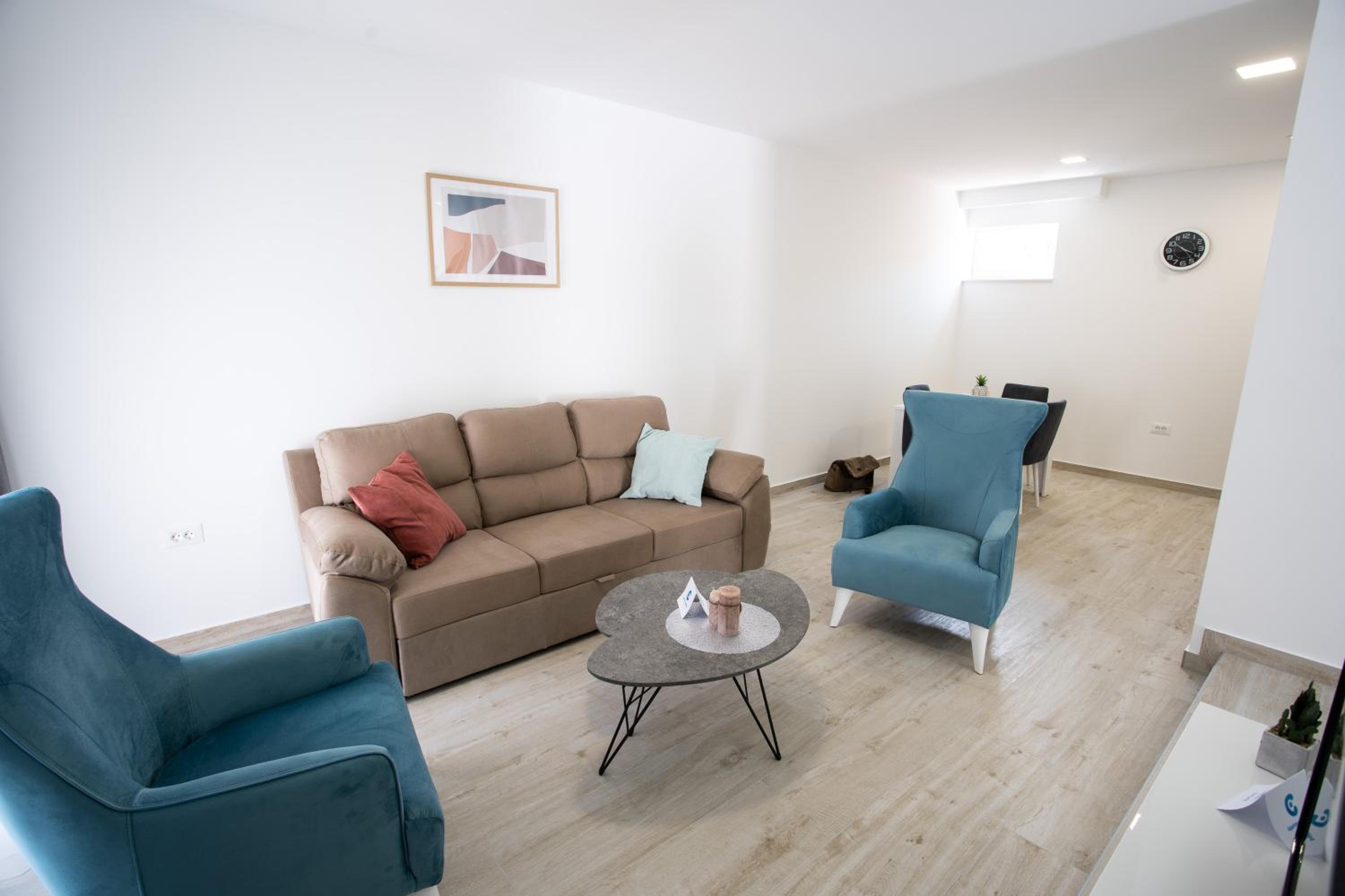 One-Bedroom Apartment photo 1