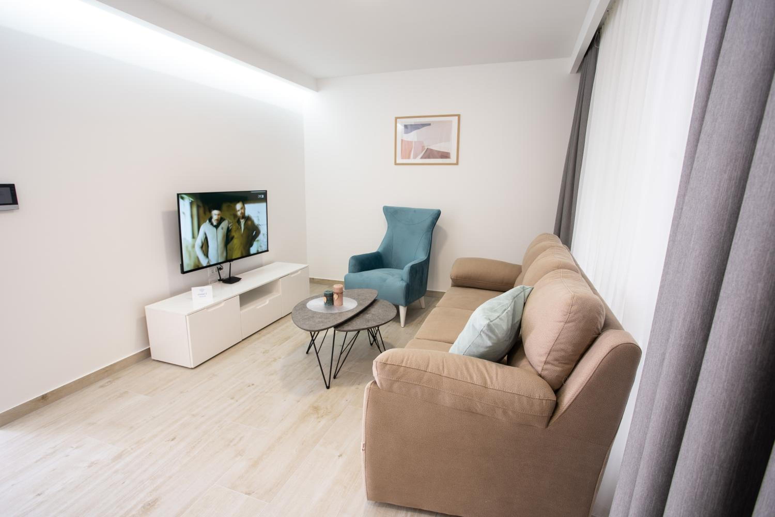 One-Bedroom Apartment photo 1