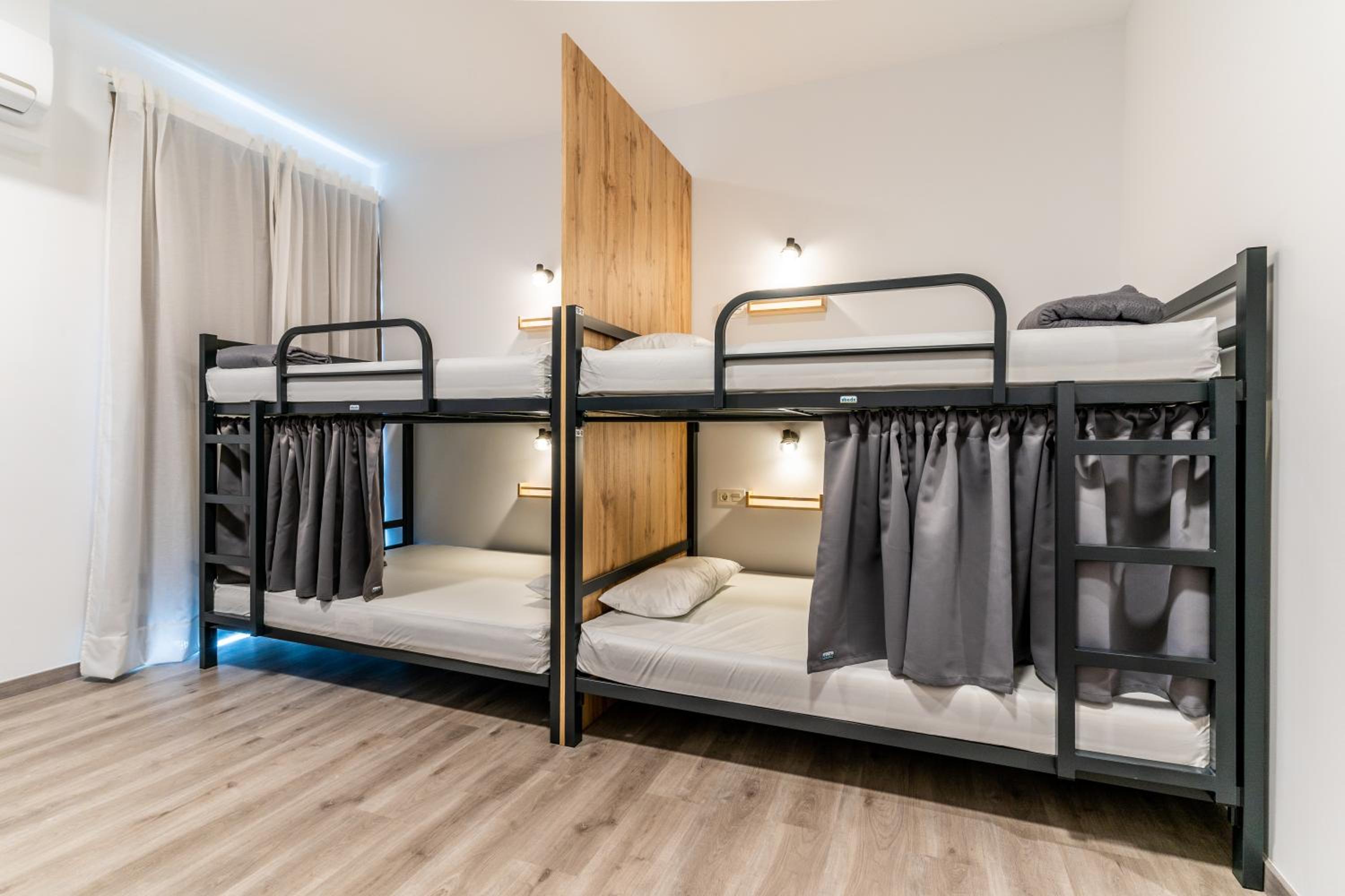 Bed in 8-Bed Dormitory Room photo 1