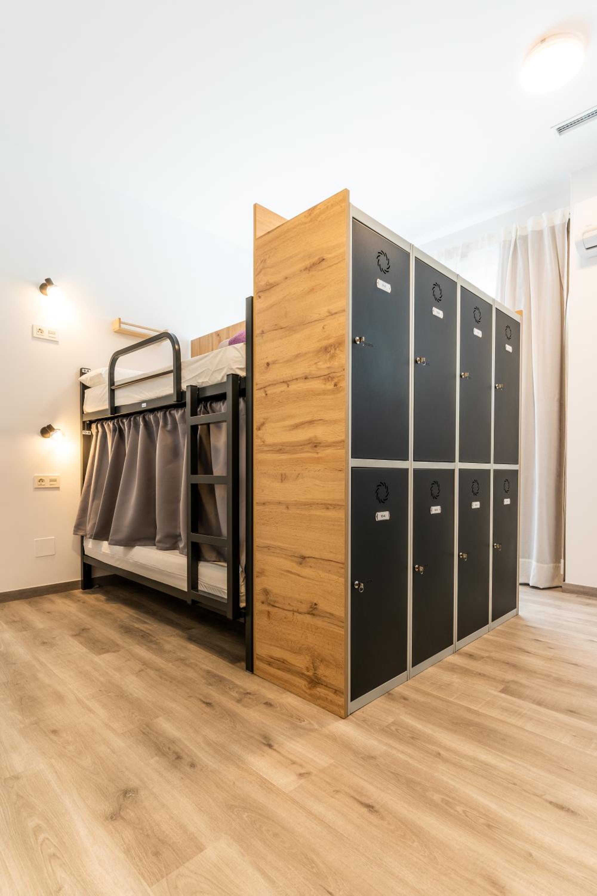 Bed in 8-Bed Mixed Dormitory Room photo 3