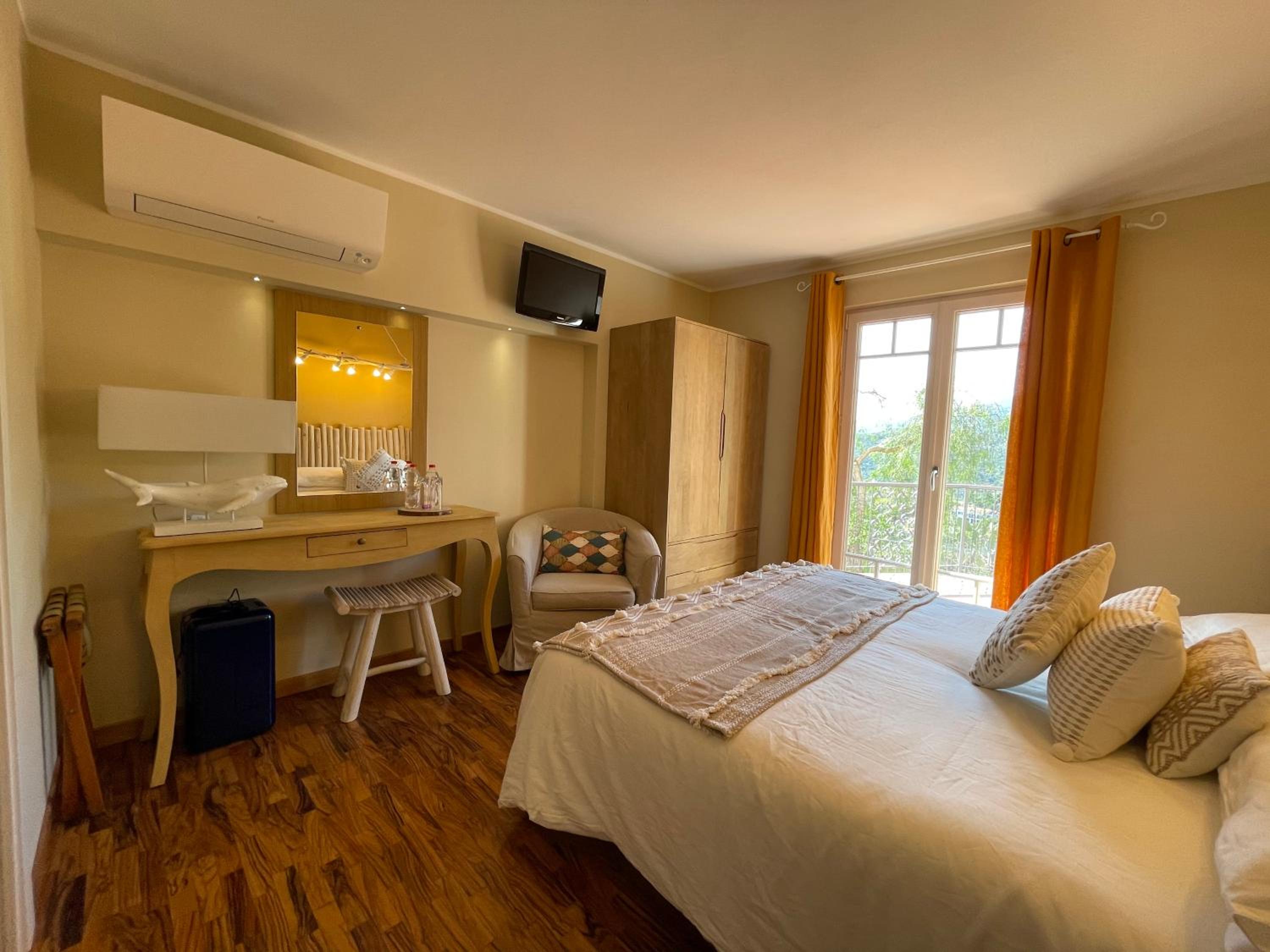 Deluxe Double Room with Balcony and Sea View photo 2