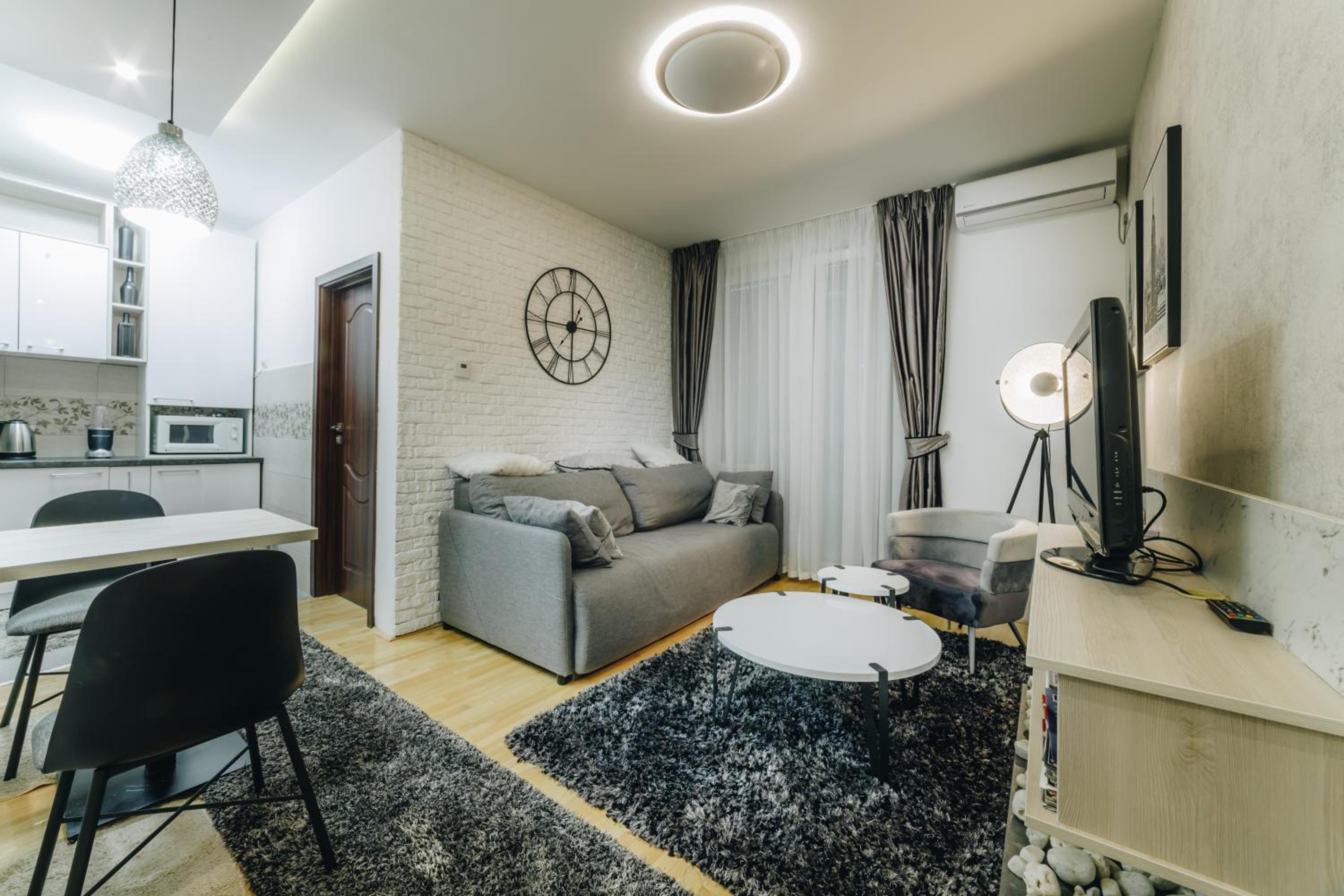One-Bedroom Apartment photo 2