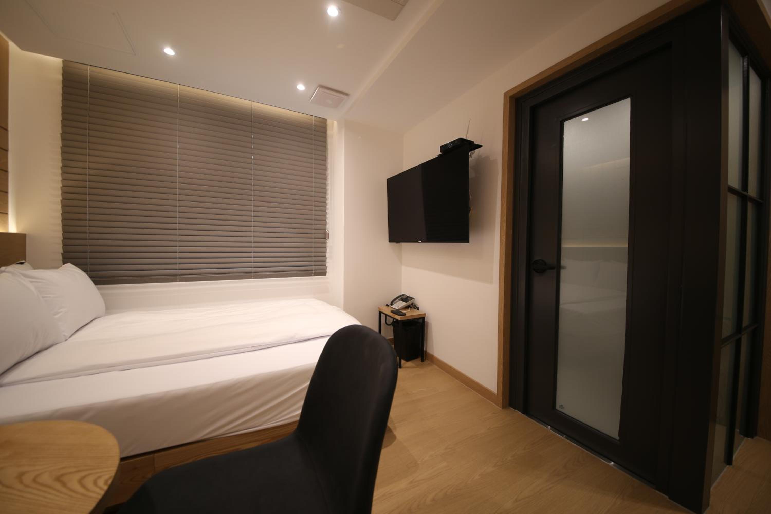 Standard Double Room - Photo 7