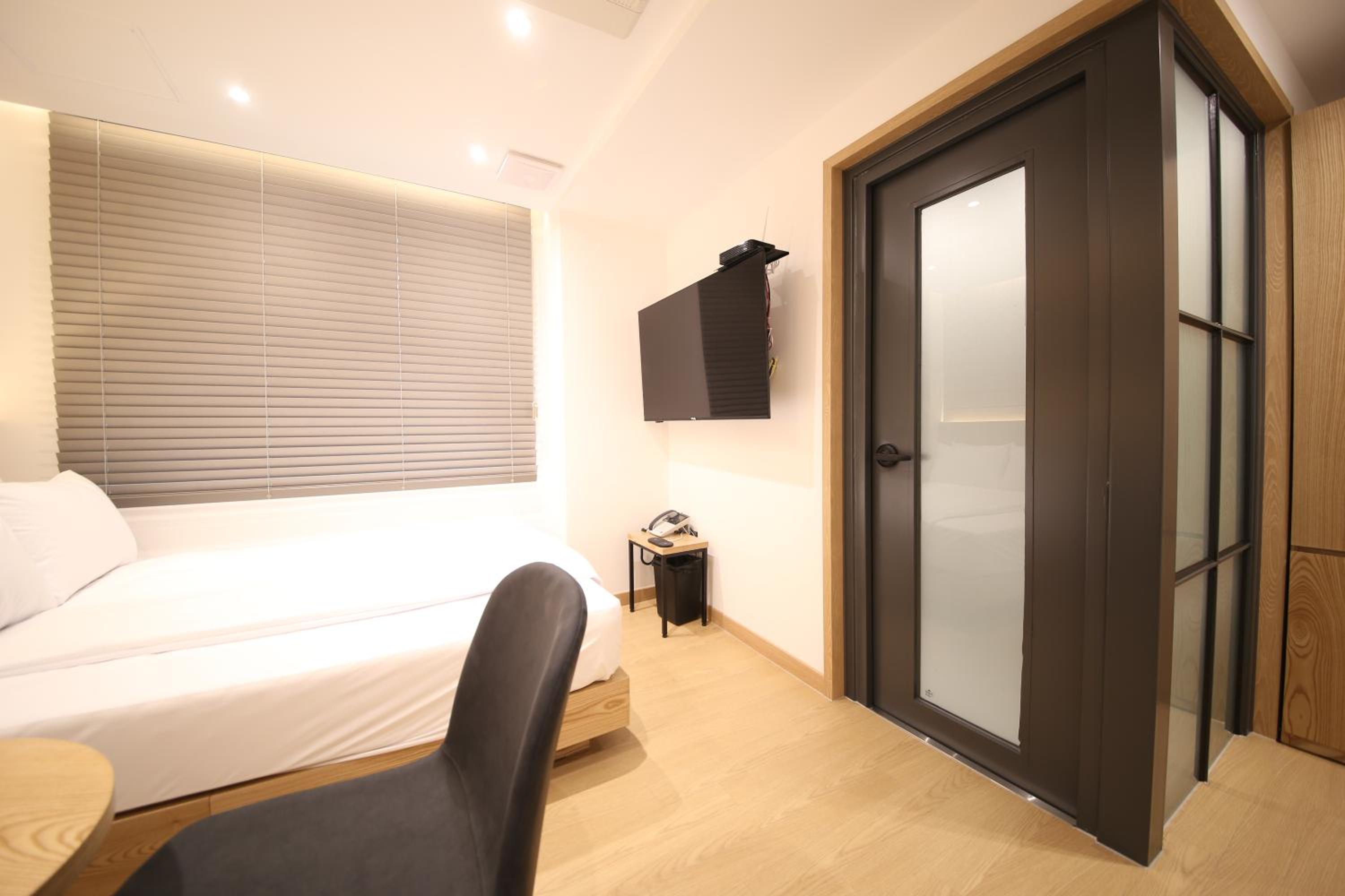 Standard Double Room - Photo 8