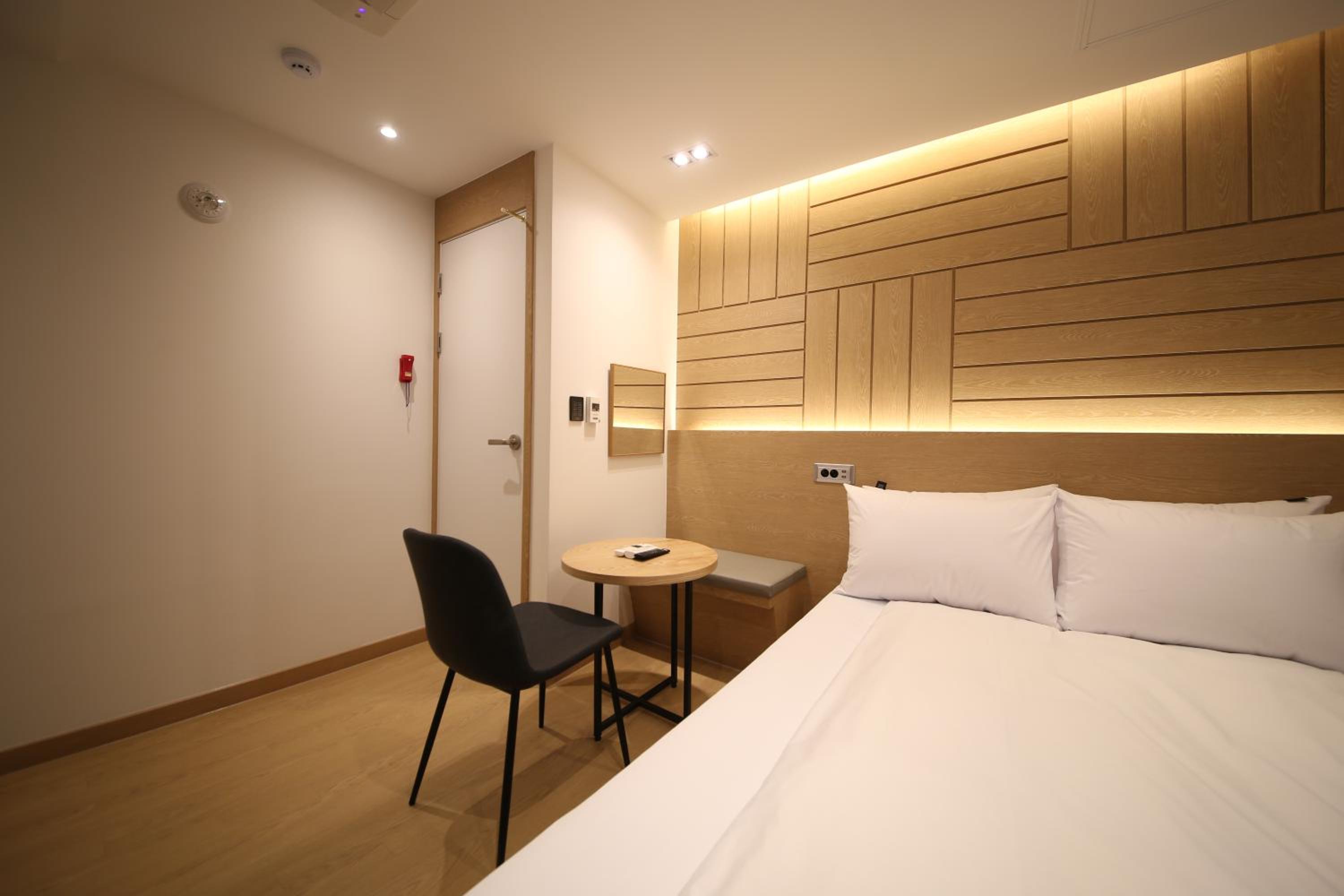Standard Double Room - Photo 2