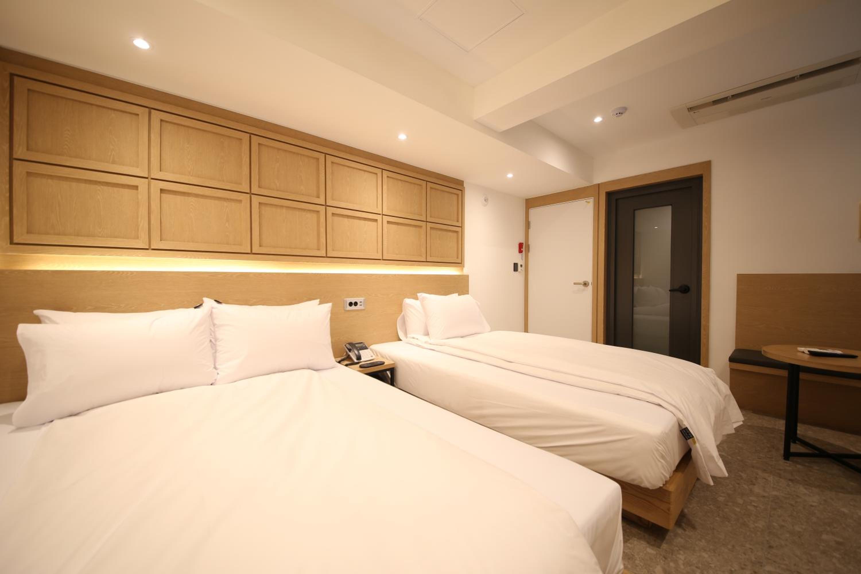 Deluxe Twin Room - Photo 3