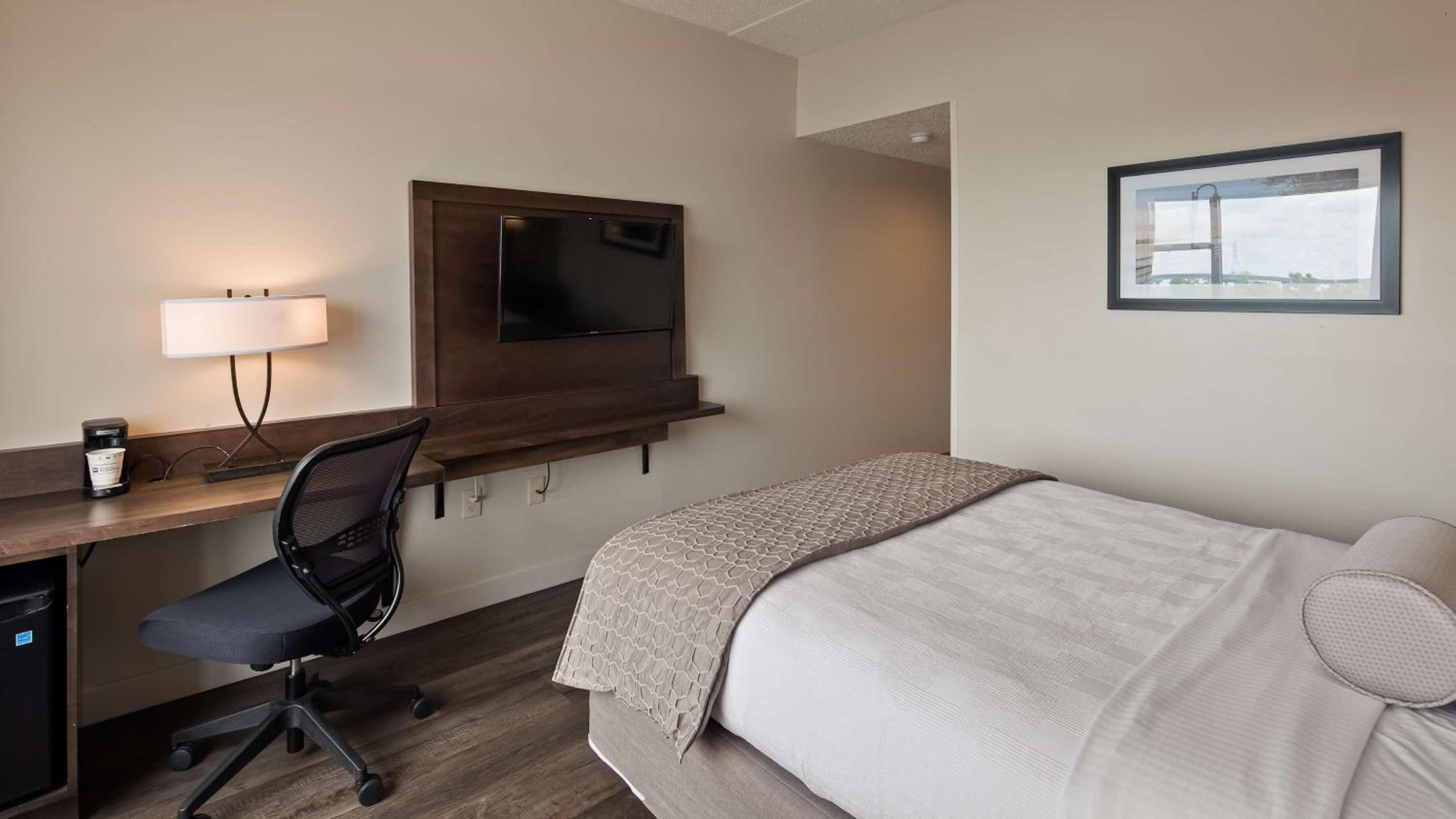 Queen Room with Walk-In Shower - Mobility Access/Communication Assistance/Non-Smoking - Photo 2